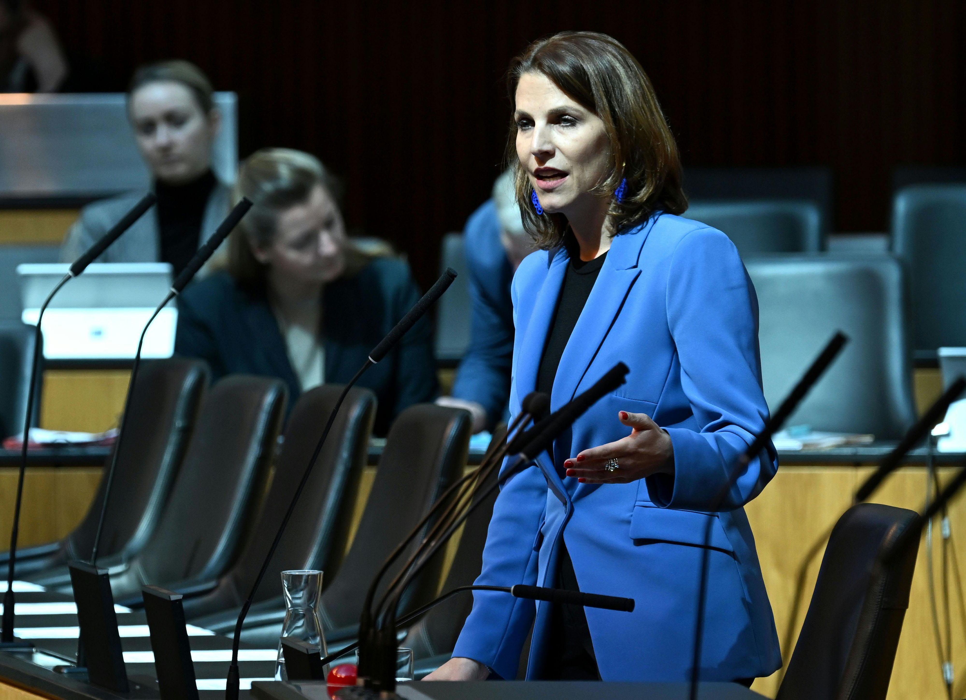 Ministerin Karoline Edtstadler referierte am Mittwoch im Plenum über neue Wohn-Maßnahmen.