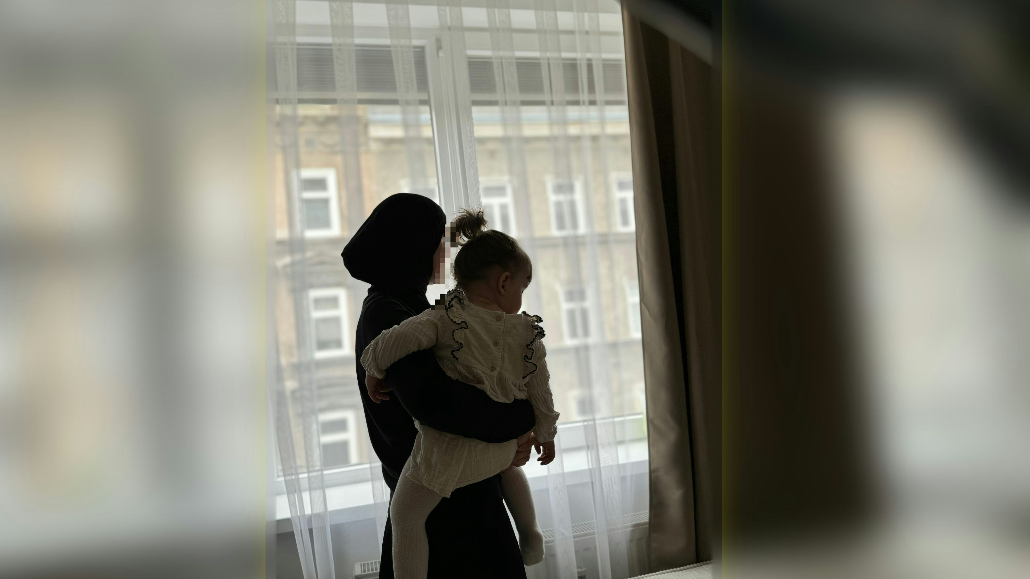 Die 27-jährige aus Wien-Favoriten mit ihrer Tochter (1)