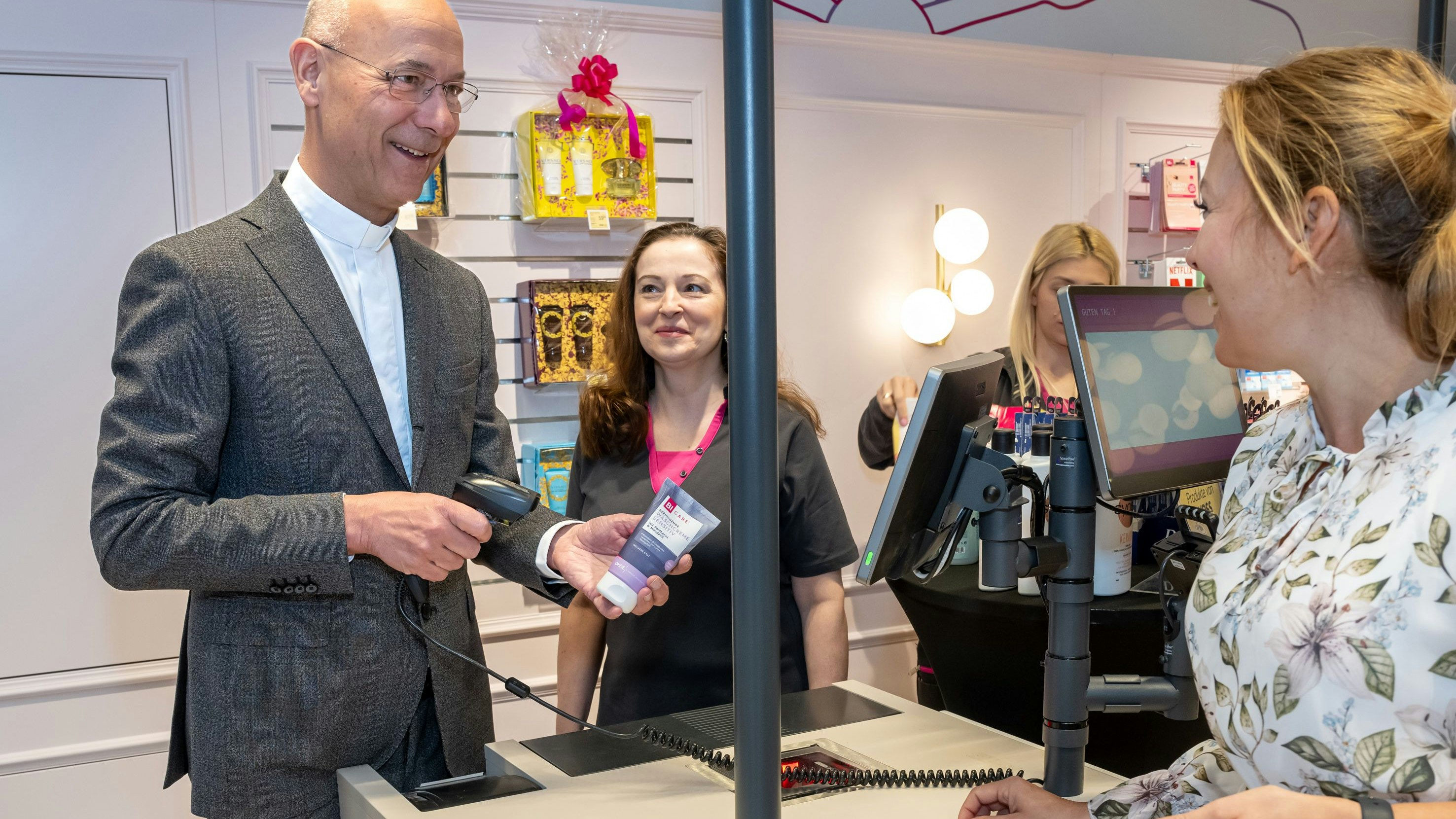 Lieb: Anlässlich der Bipa-Neueröffnung kassierte Dompfarrer Toni Faber persönlich für den guten Zweck.