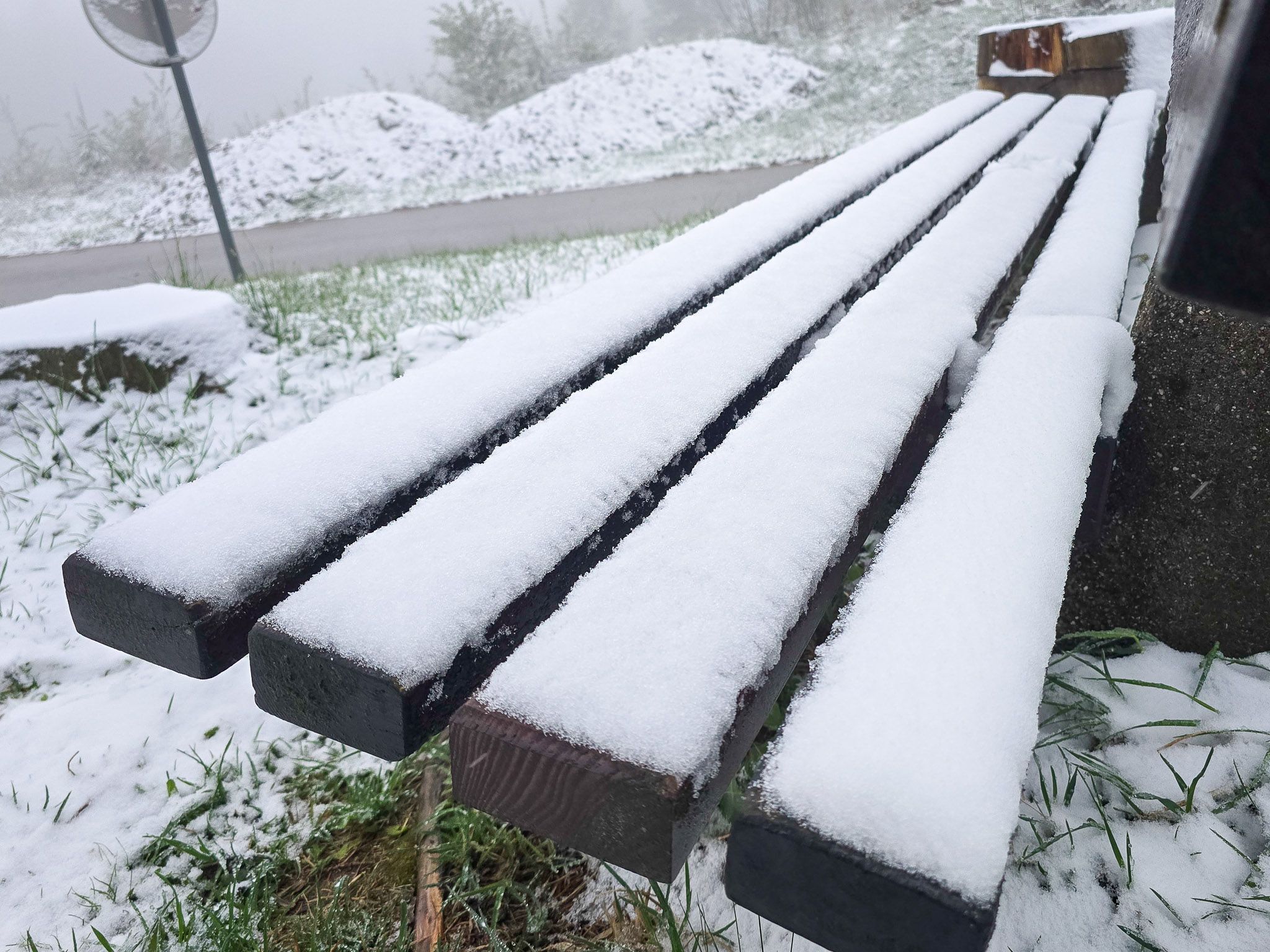 Eine verschneite Bank im Mühlviertel zeugt vom Wintereinbruch im April.