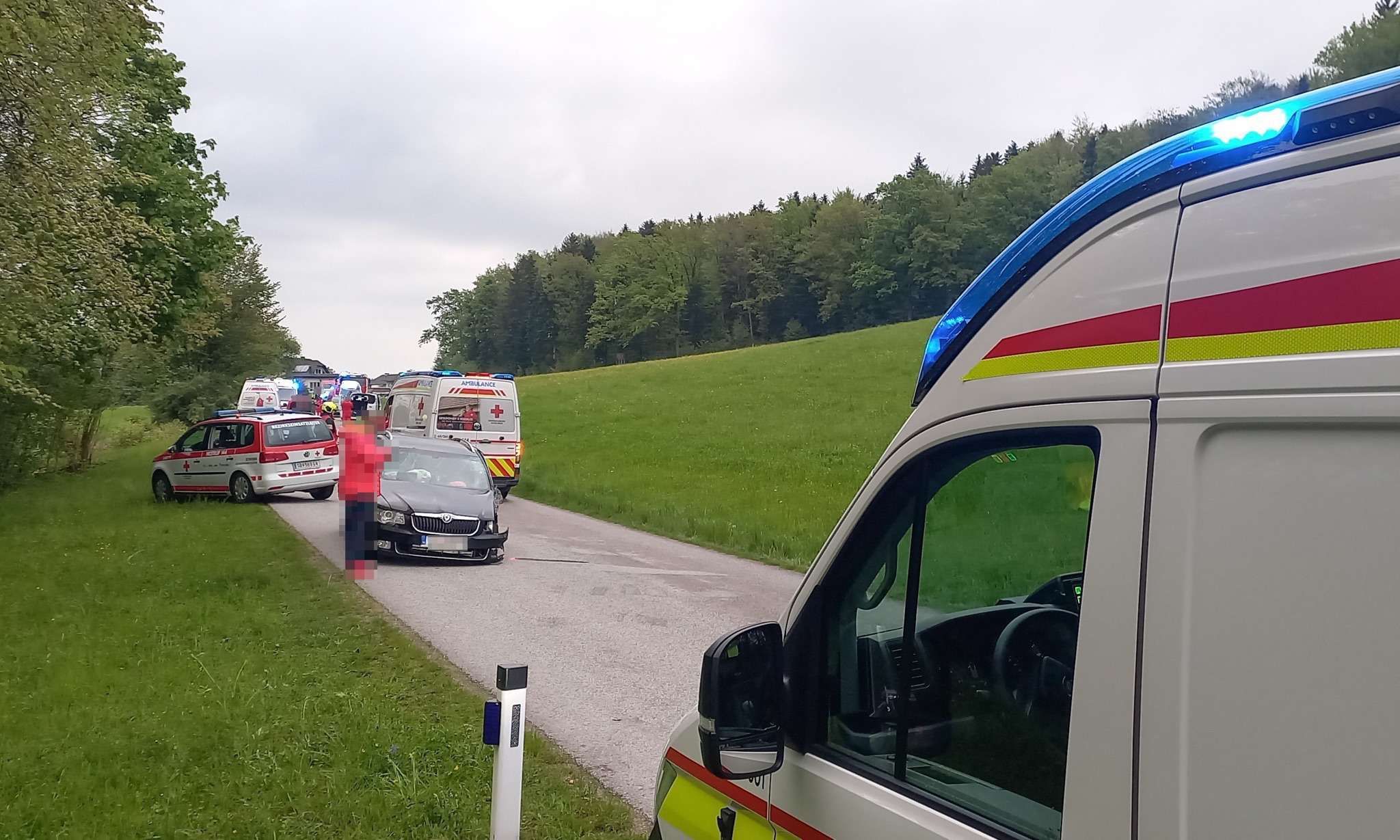 Insgesamt zehn Verletzte gibt es in Folge des Unfalls.