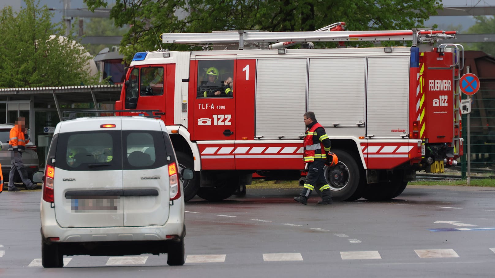 Laut "OÖ Nachrichten" wurde die Alarmstufe 2 ausgerufen. Berichte über Verletzte liegen derzeit nicht vor.