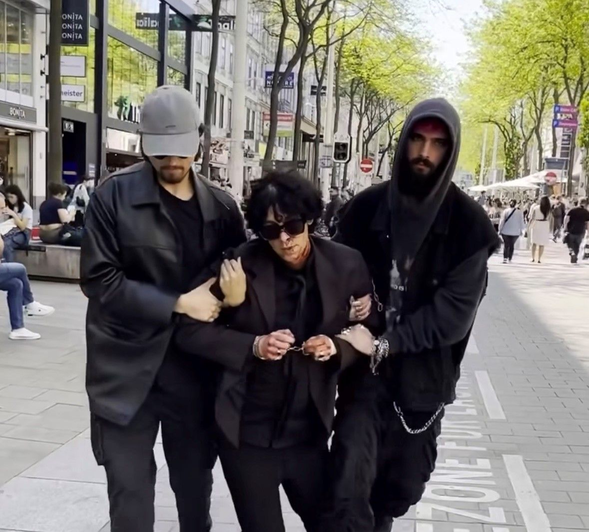 So wurde Sänger Nikotin in der Innenstadt blutüberströmt abgeführt.