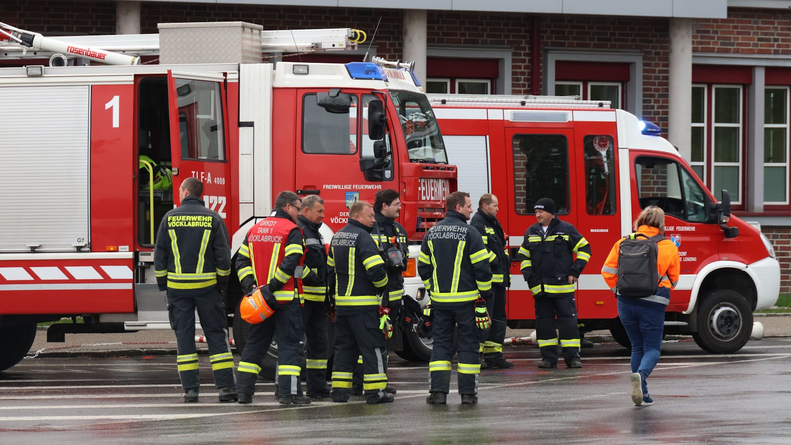 Bilder zeigen Flammen sowie enorme Rauchschwaden, die vom Dach aufsteigen. Das Feuer dürfte im Bereich des Turms ausgebrochen sein.