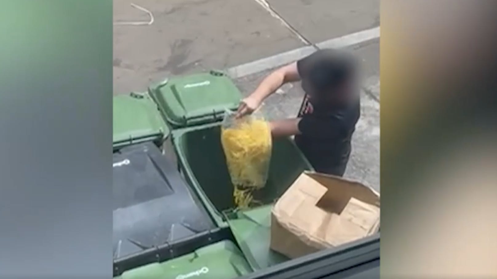 KFC-Mitarbeiter wirft dutzende Kartons mit Pommes weg