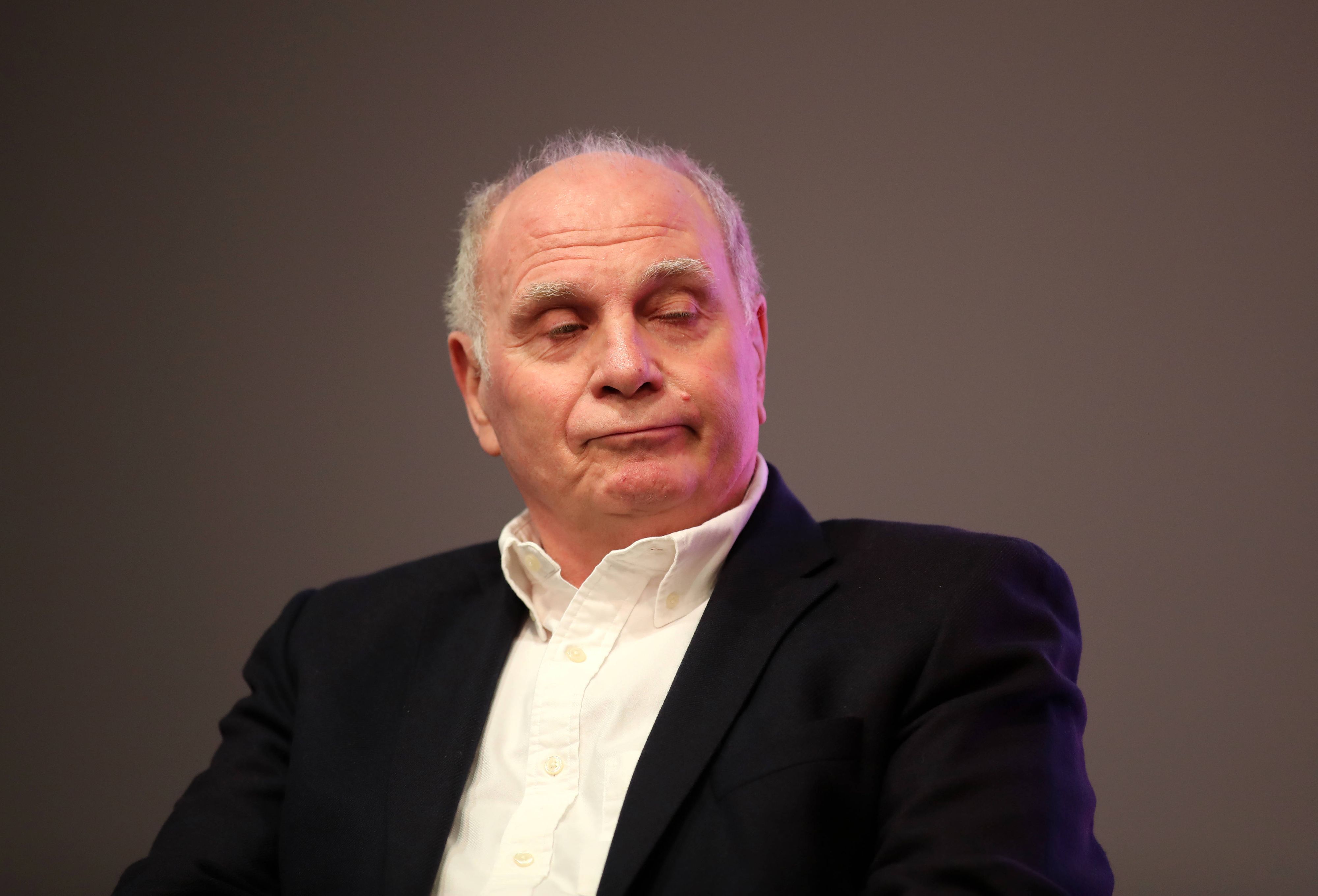 Uli Hoeneß wird sich nicht in die Trainersuche der Bayern einmischen.