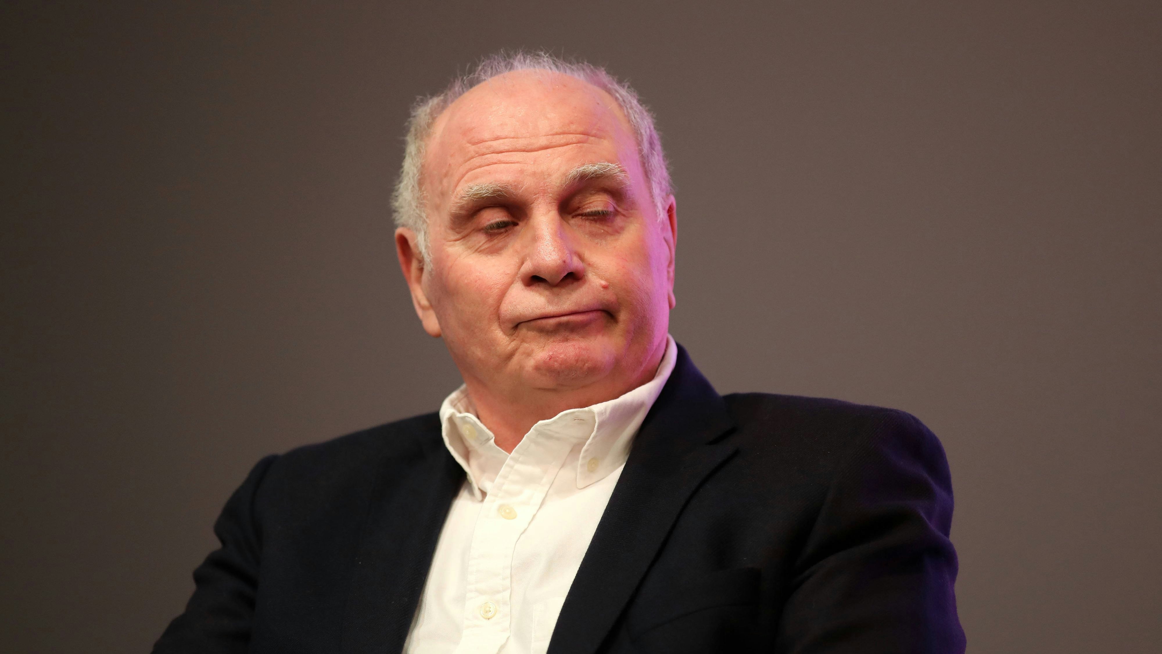 Uli Hoeneß wird sich nicht in die Trainersuche der Bayern einmischen.