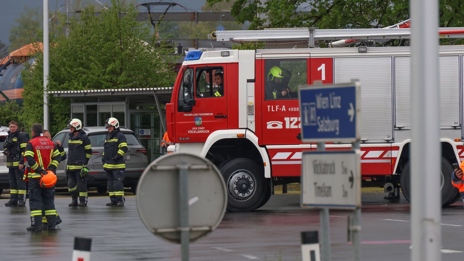 Laut "OÖ Nachrichten" wurde die Alarmstufe 2 ausgerufen. Berichte über Verletzte liegen derzeit nicht vor.