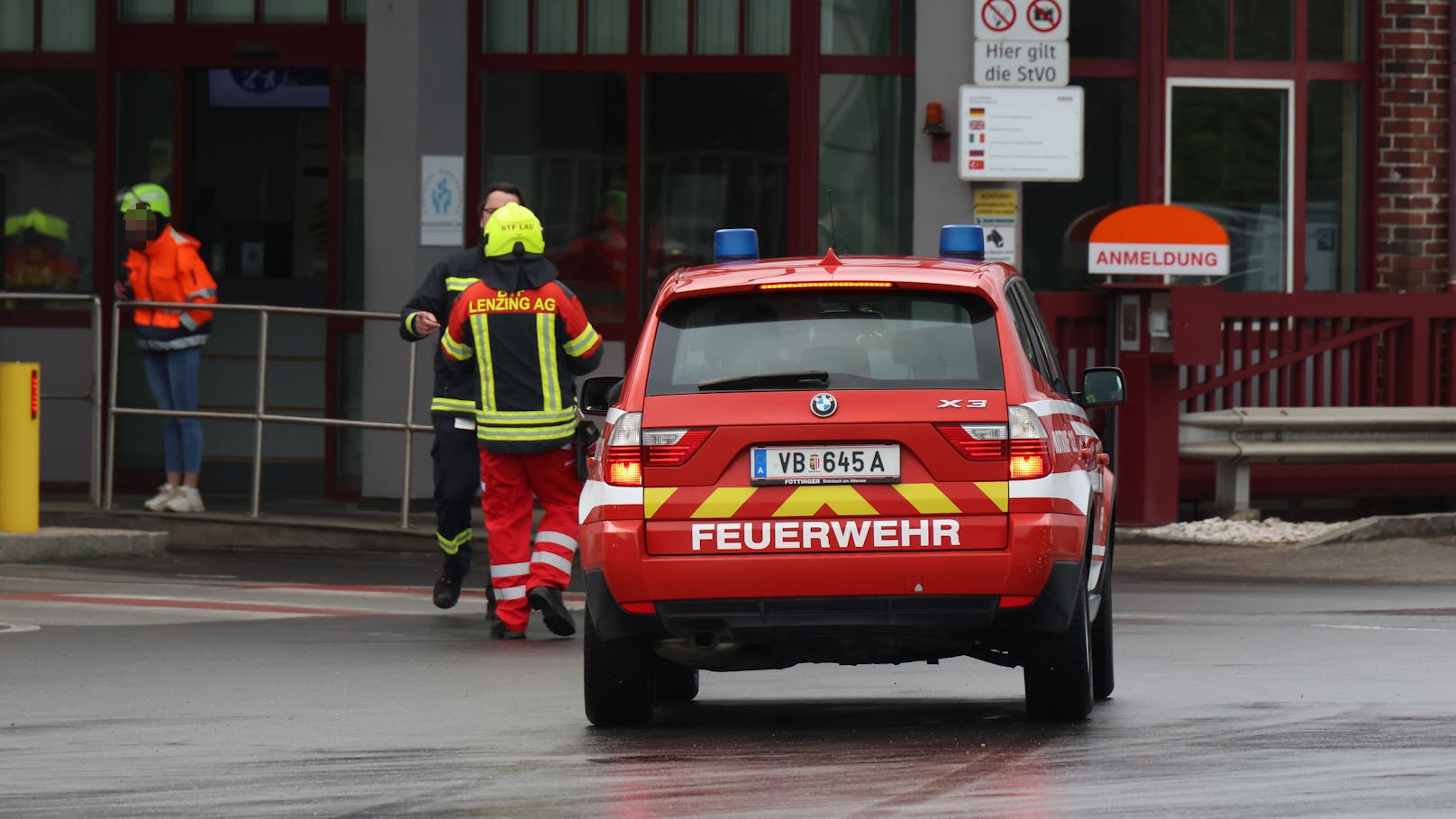 Wie Bilder im Netz bestätigen, brennt es auf dem Werksgelände des Faserherstellers Lenzing AG im Bezirk Vöcklabruck.