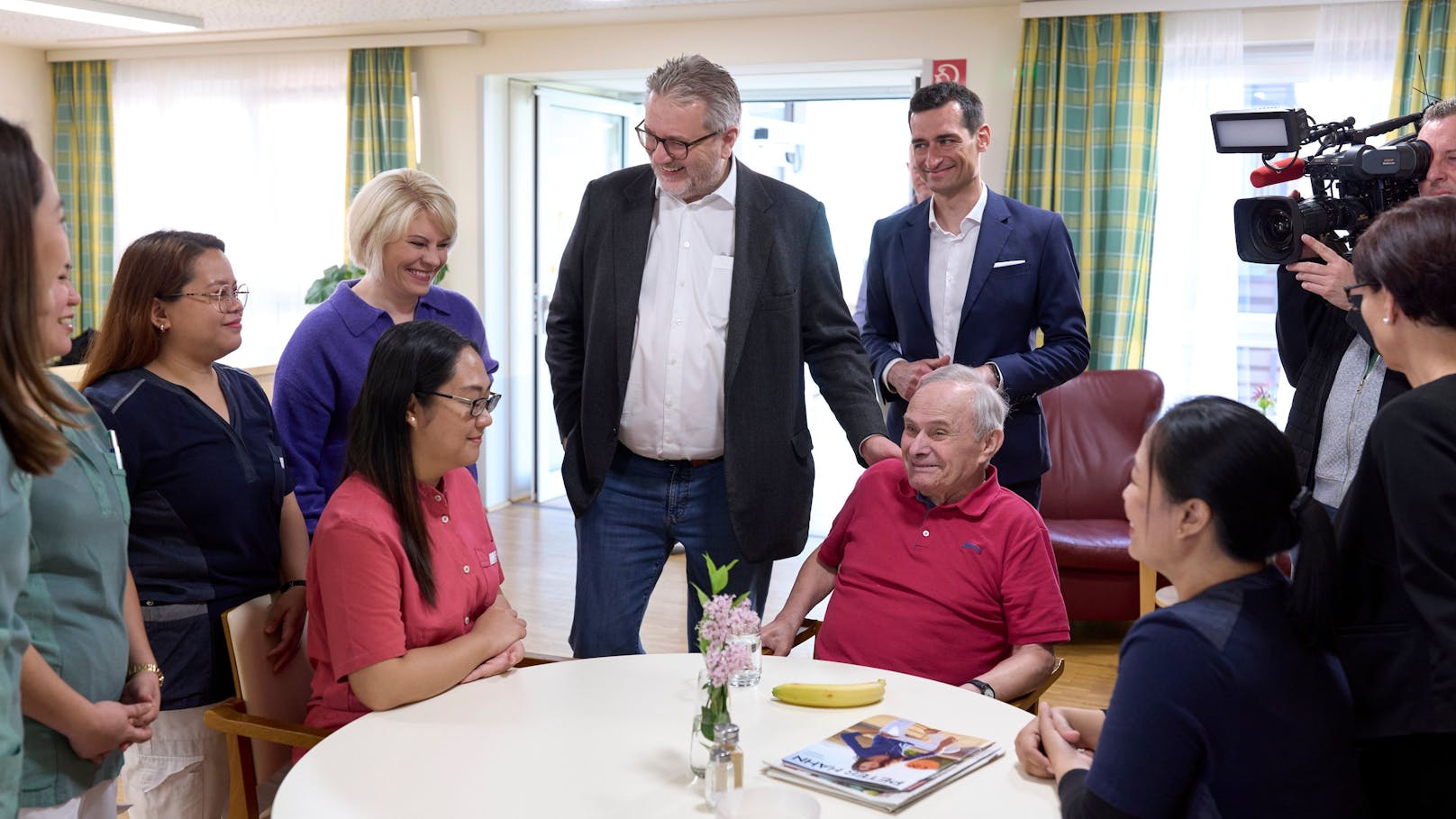 Stadtrat Peter Hacker (SPÖ, M.) besuchte die neuen Pflegerinnen am Arbeitsplatz.