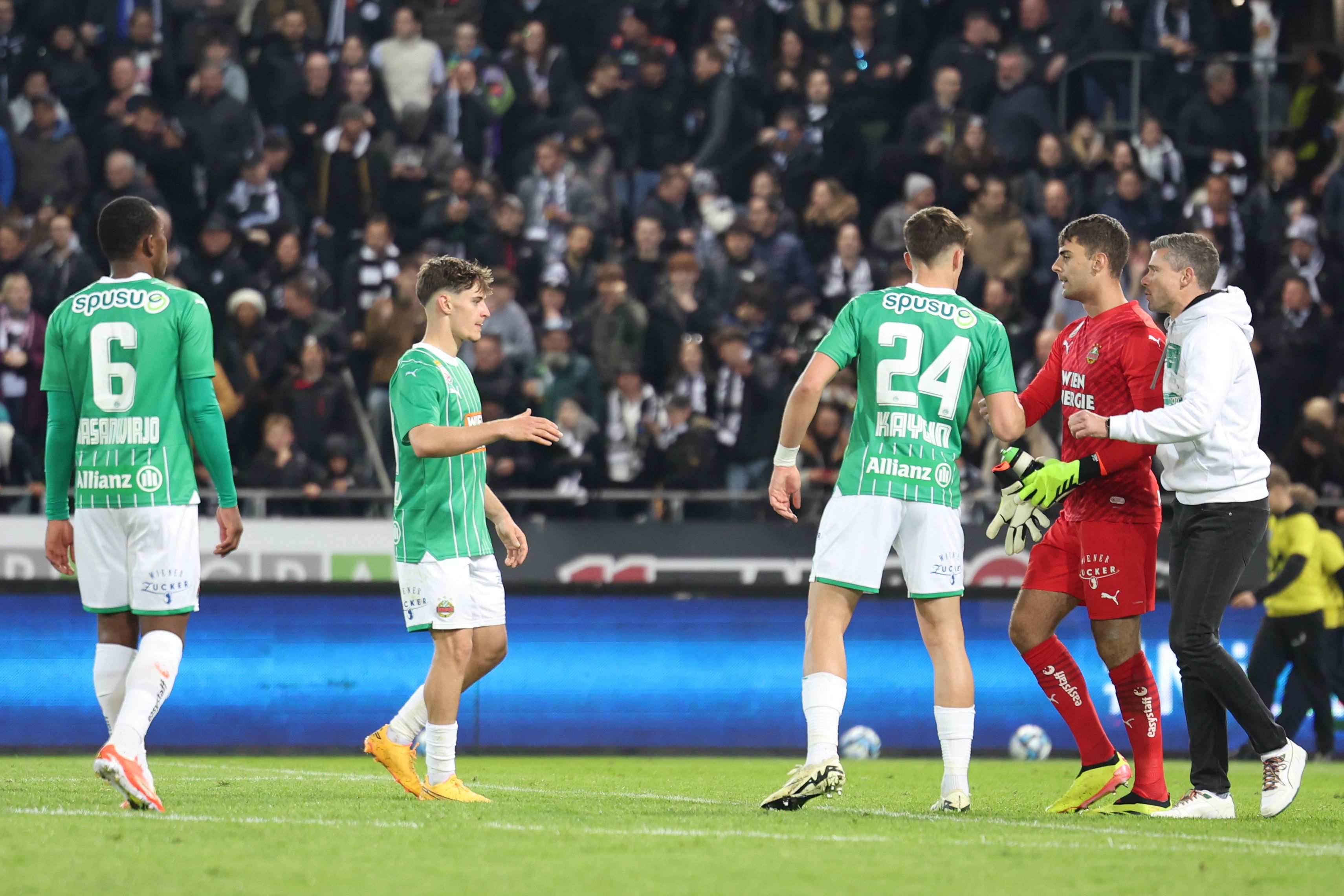 Trainer und Teamkollegen stehen hinter Rapid-Goalie Niklas Hedl.