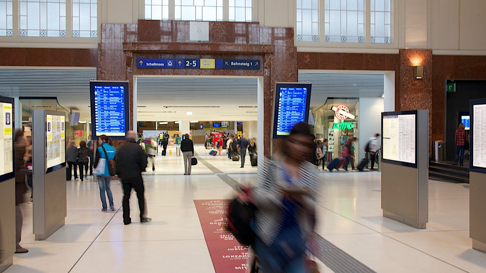 Ärgerlich war es nur für einige Fahrgäste, die in Neumarkt aussteigen wollten. Sie mussten bis zum Salzburger Hauptbahnhof (Bild) mitfahren. Erst dort ging es per Zug wieder nach Neumarkt retour – etwas mehr als 45 Minuten später als vorgesehen.