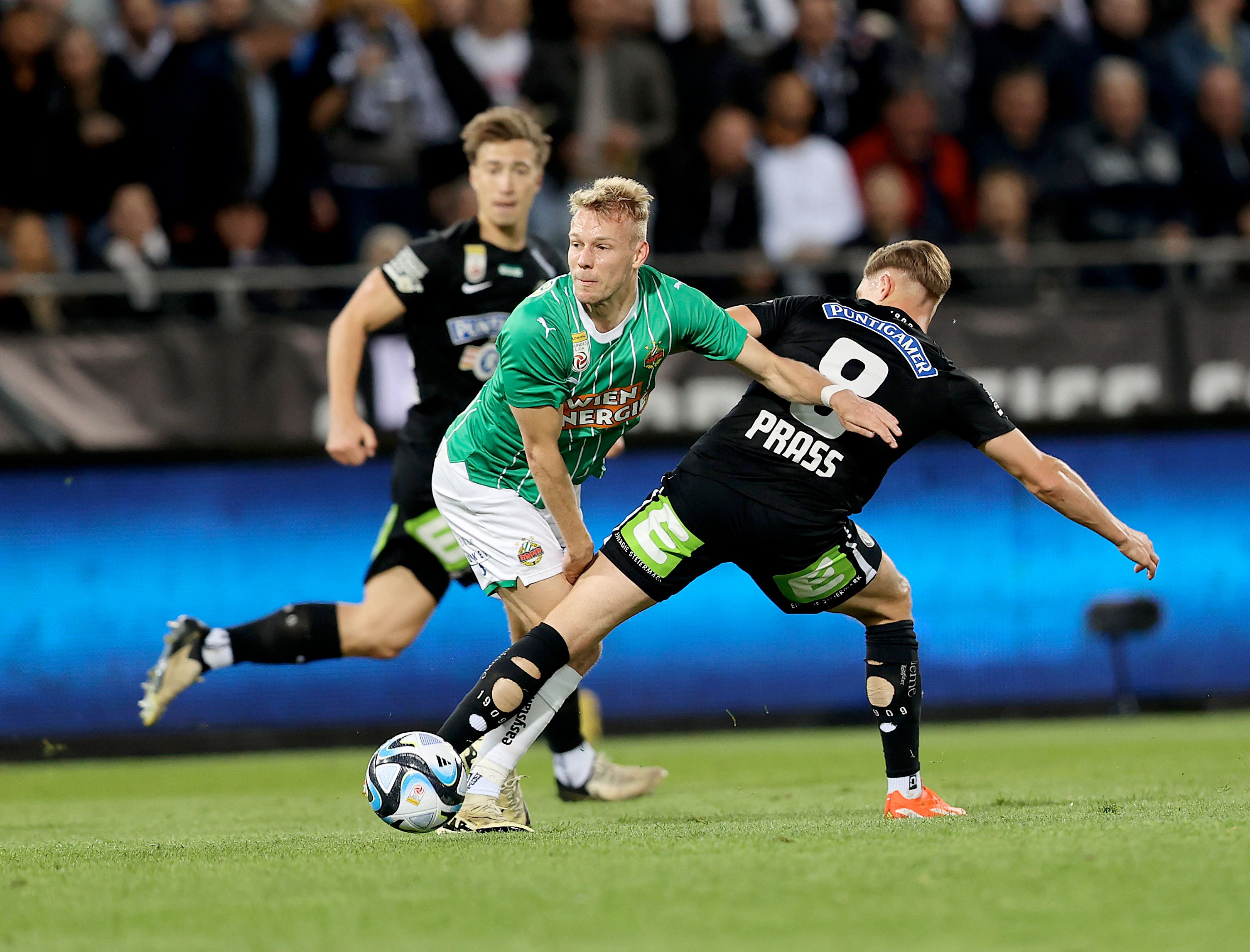 Das Spiel zwischen Rapid und Sturm ist umkämpft.