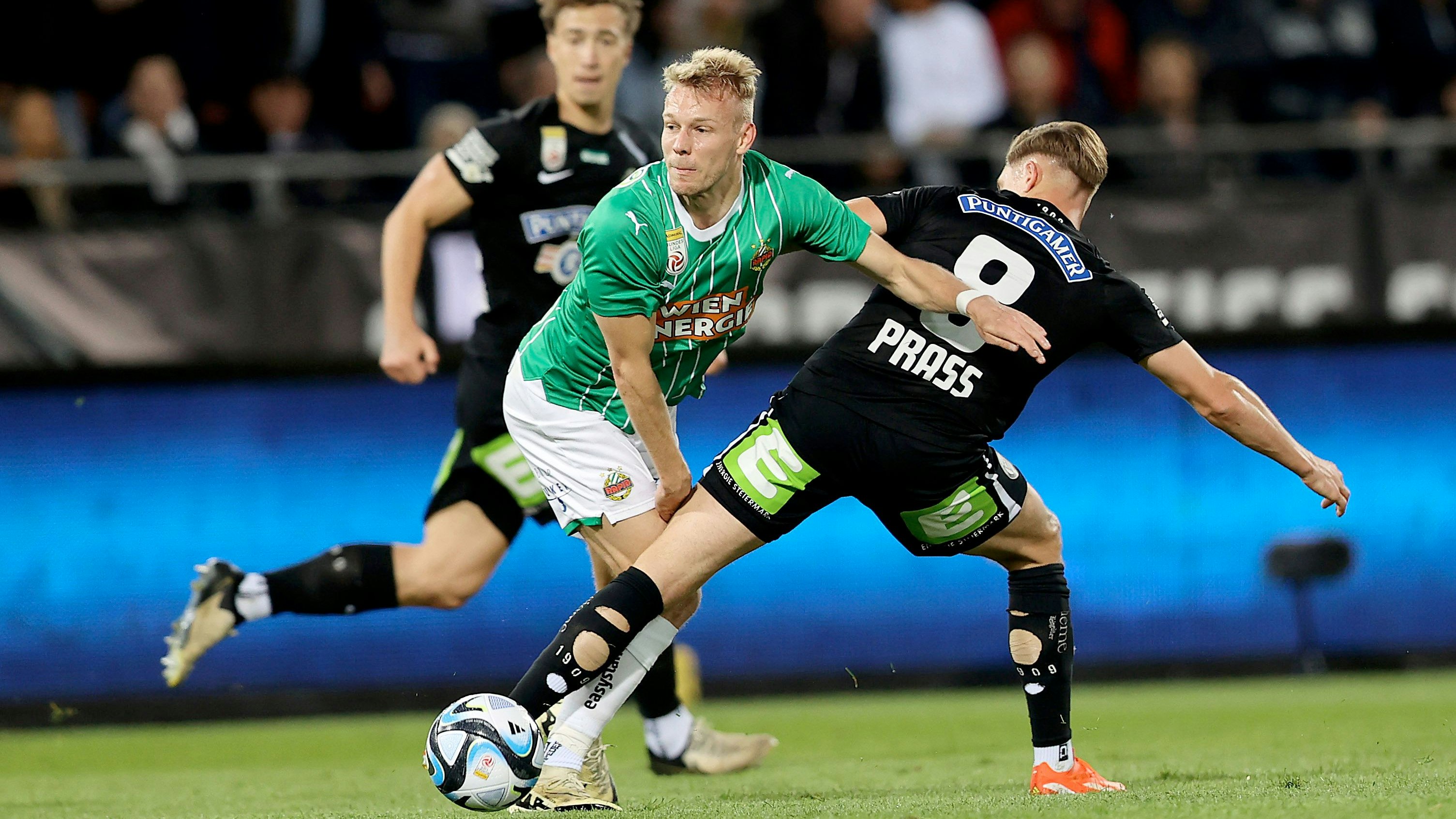Das Spiel zwischen Rapid und Sturm ist umkämpft.
