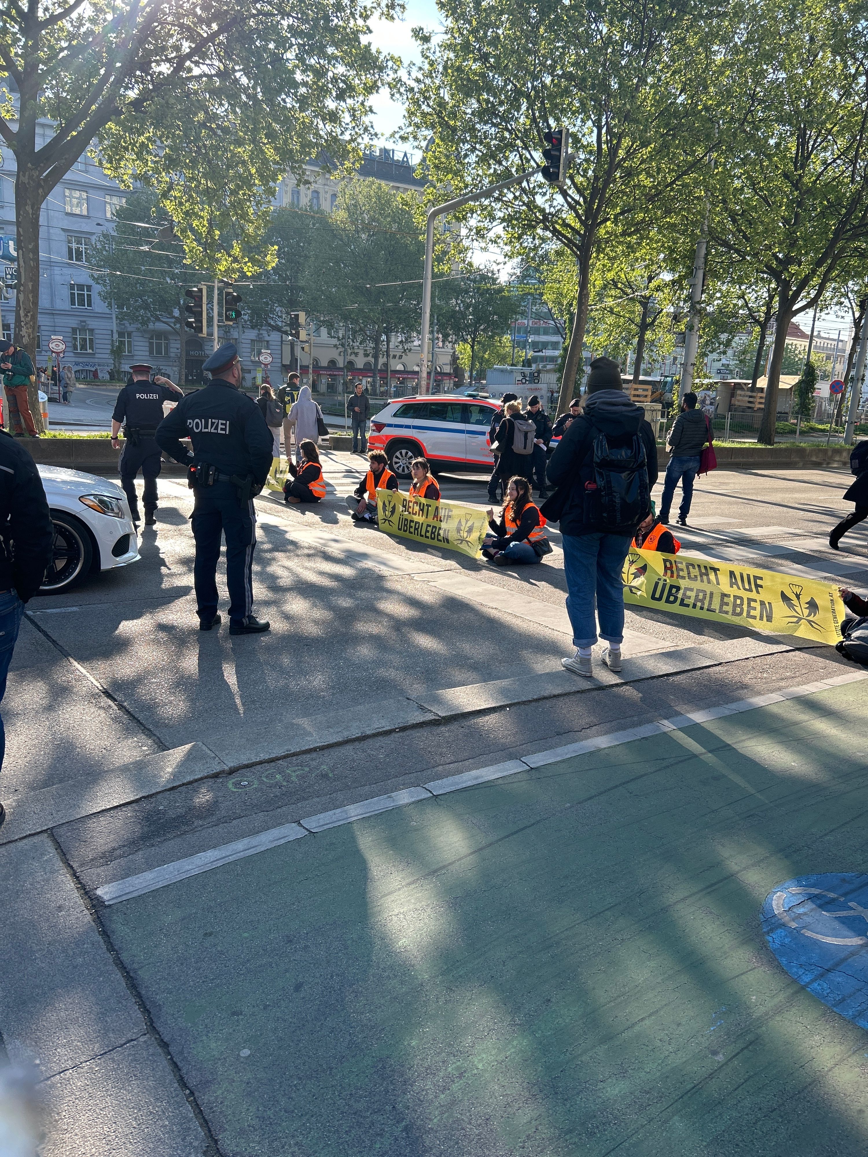 Am Freitagvormittag setzten sich die Klimakleber auf die Straße. Doch der Protest ging nur wenige Minuten.