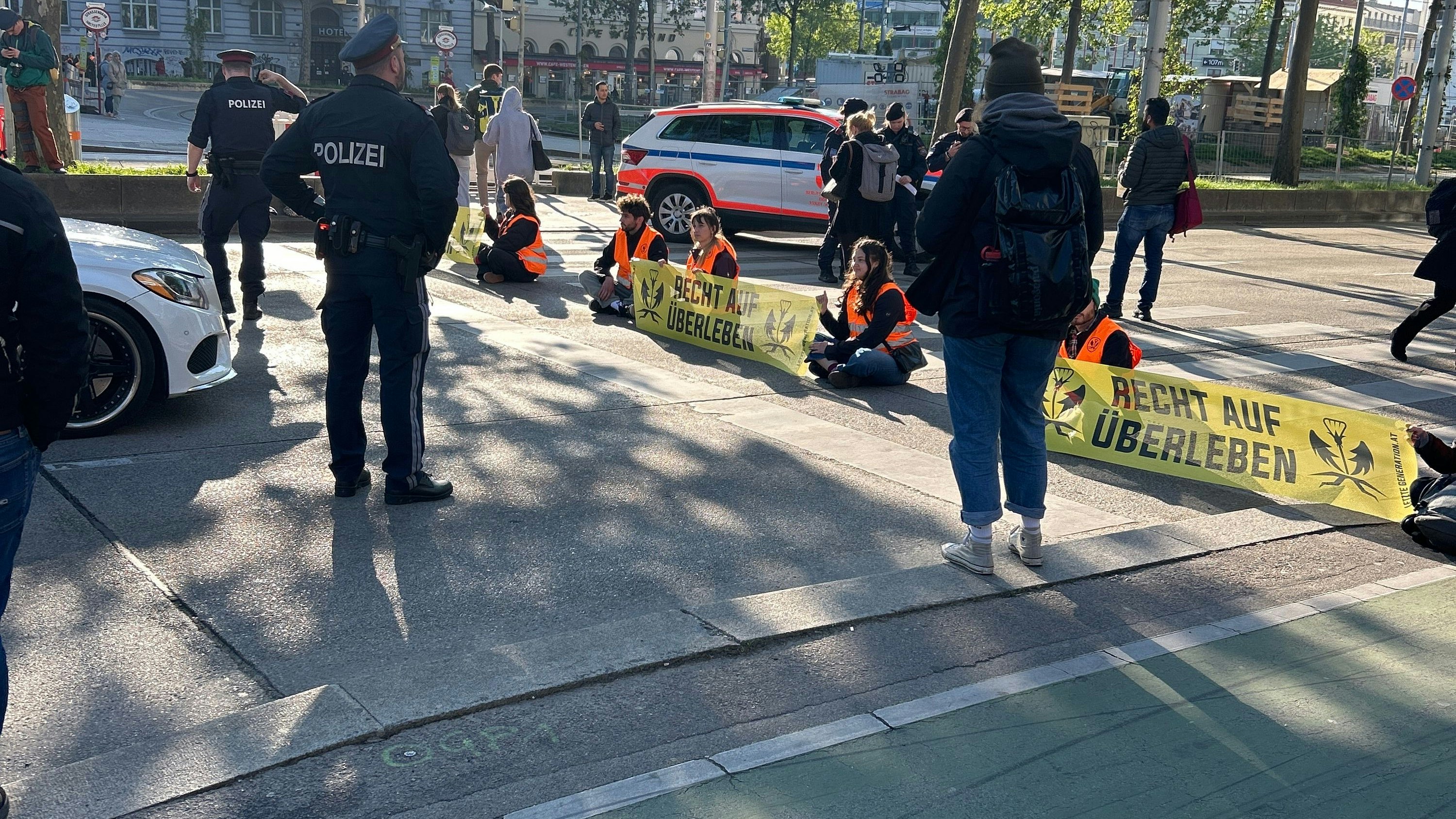 Am Freitagvormittag setzten sich die Klimakleber auf die Straße. Doch der Protest ging nur wenige Minuten.