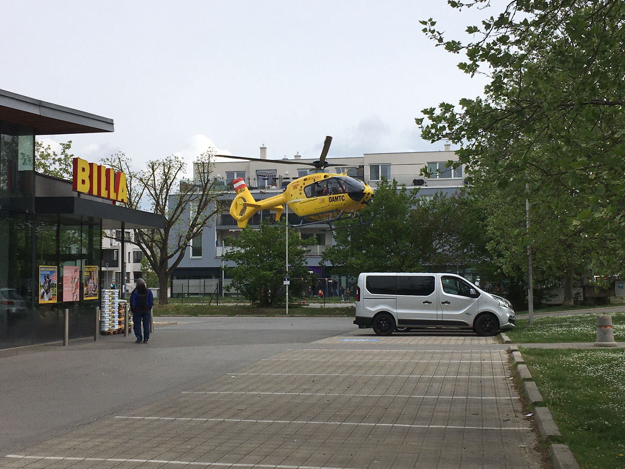 Schwerer Unfall in Wien. Eine Frau wurde schwerverletzt ins Spital geflogen.