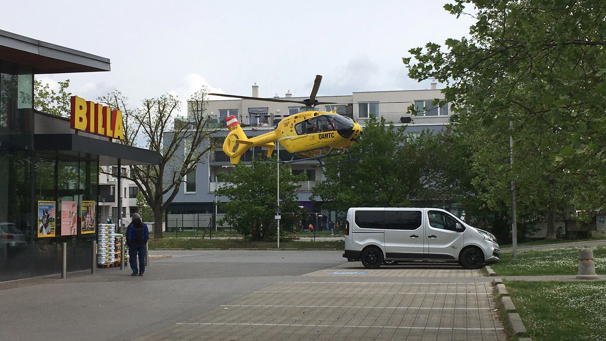 Schwerer Unfall in Wien. Eine Frau wurde schwerverletzt ins Spital geflogen.