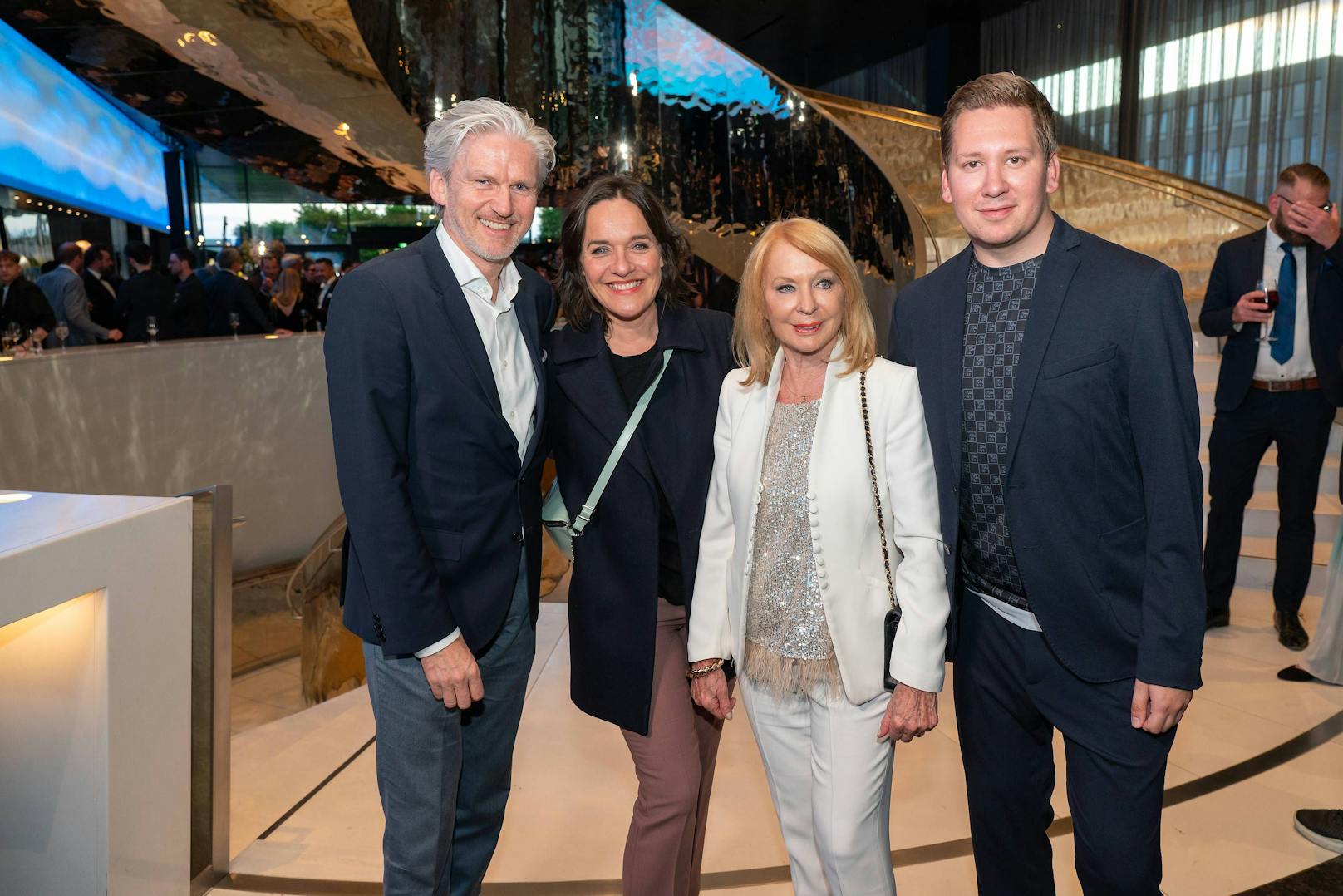 ORF-Lady Eva Pölzl mit Partner Alfred Reinprecht, Star-Astrologin Gerda Rogers mit Star-Autor Clemens Trischler