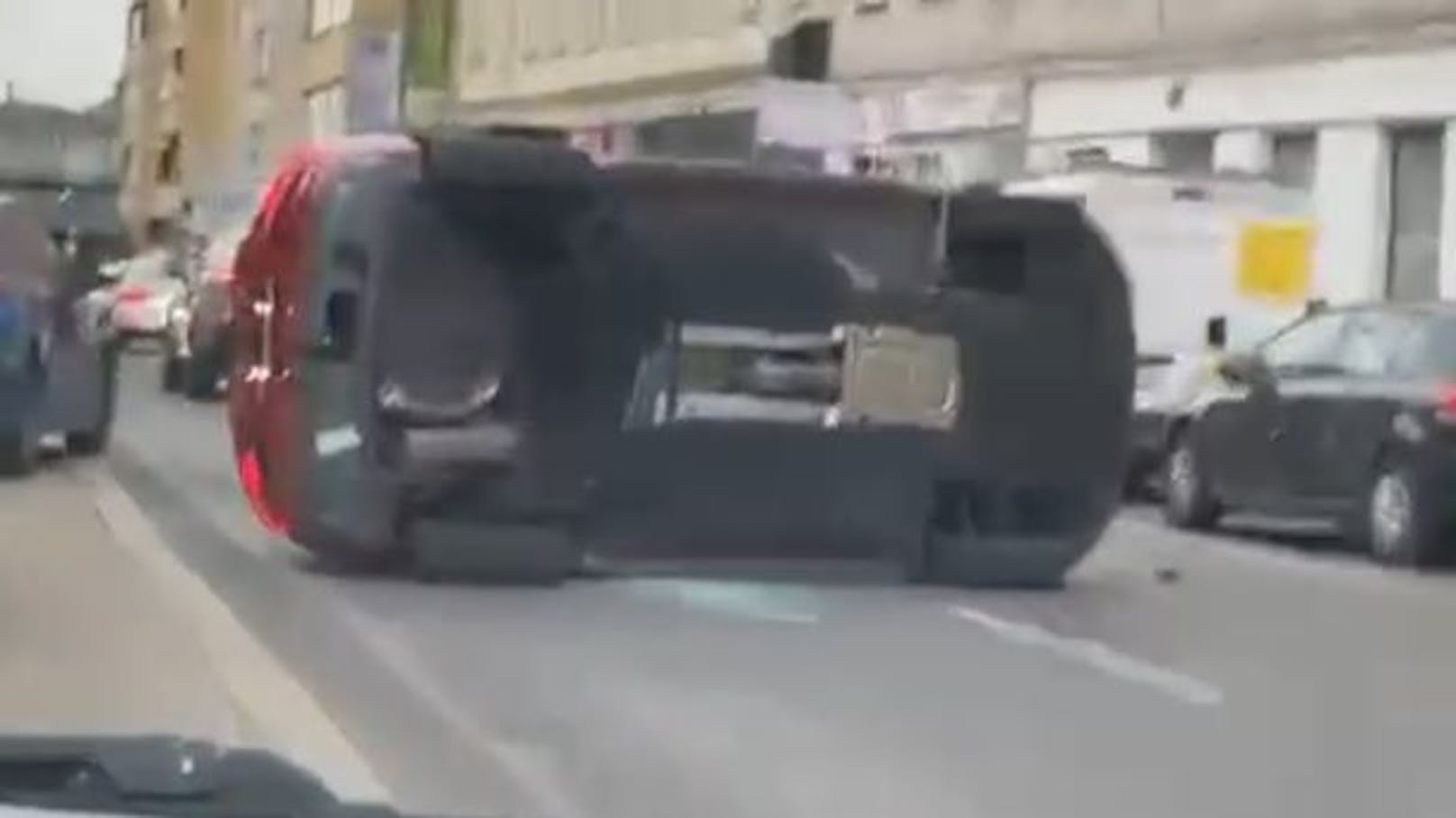 Heftiger Crash in Wien – Auto liegt auf der Seite