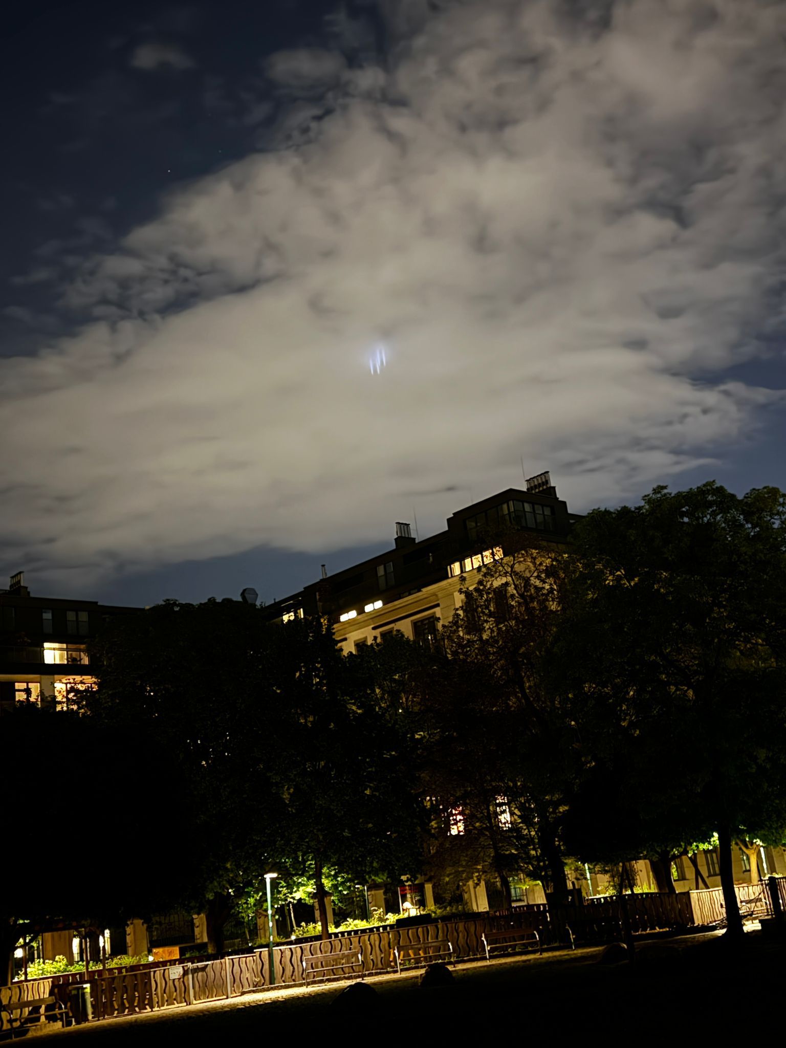 Unzählige Wiener wunderten sich über die seltsamen Lichter über Wien.