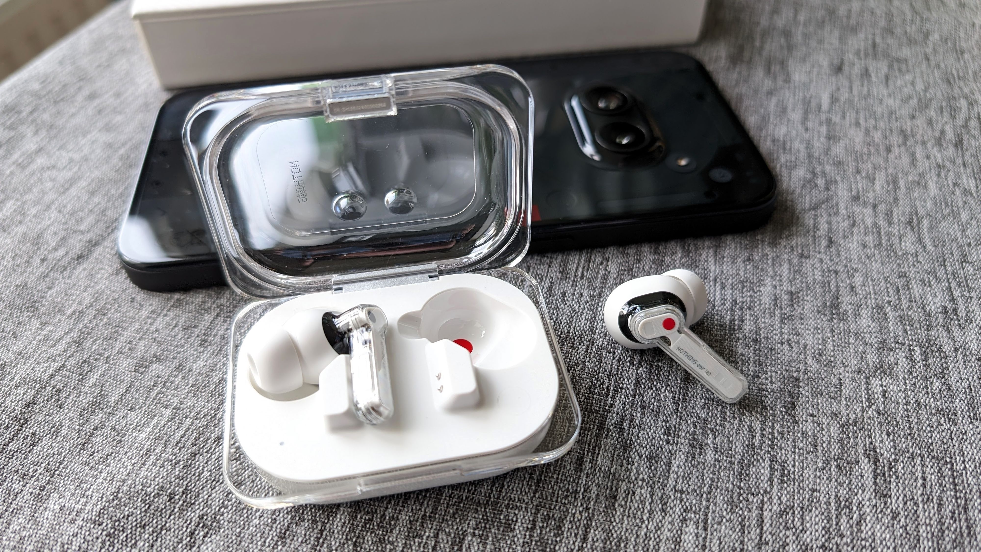 Die Nothing Ear (a) klingen dank Metall-Plastik-Membranen in den dynamischen 11-Millimeter-Treibern richtig gut.