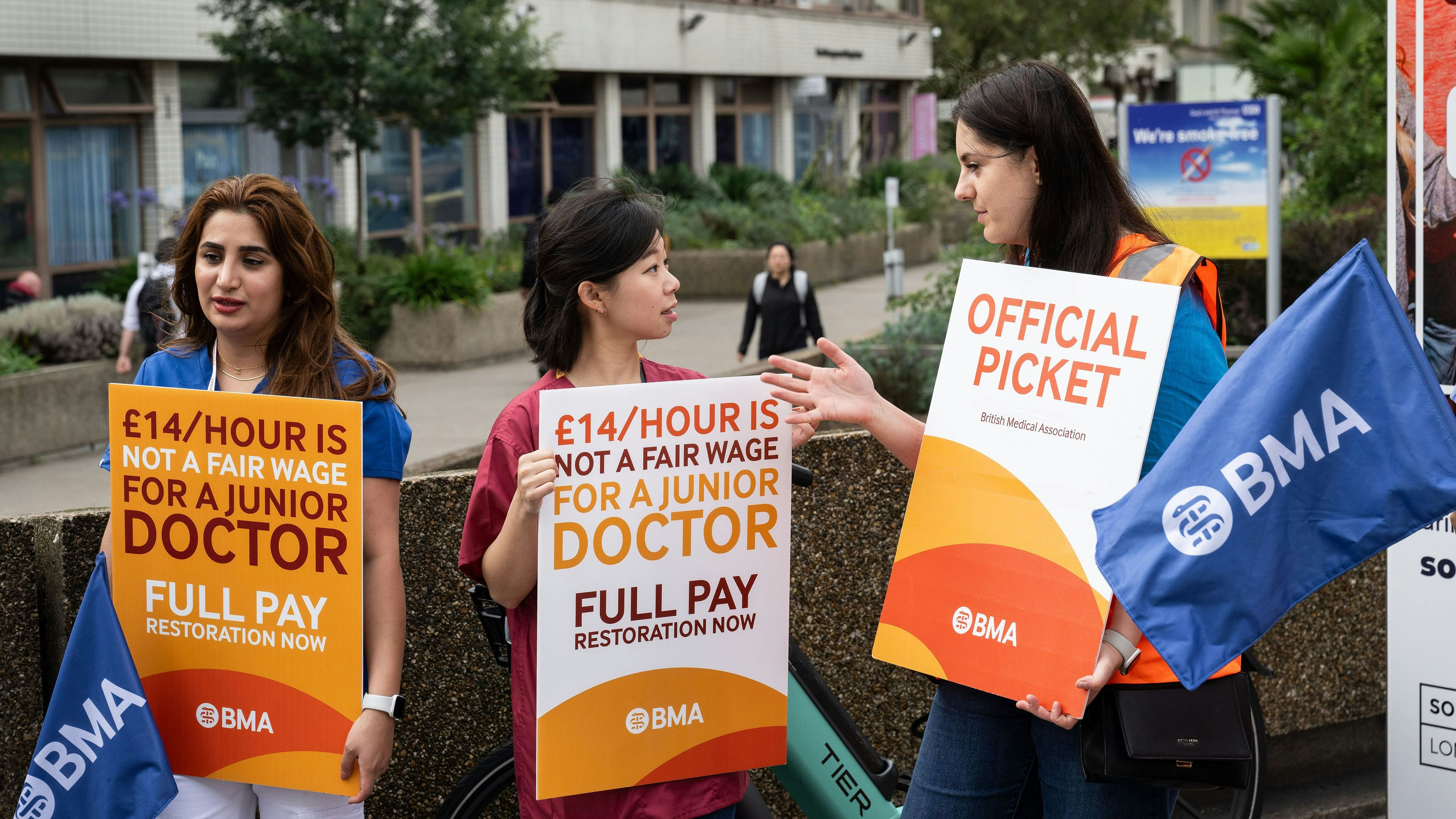 Jungärzte demonstrierten 2023 vor dem St. Thomas Hospital in London für bessere Bezahlung