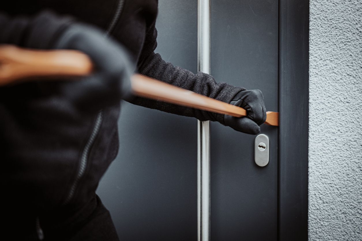 Die 87-Jährige überraschte die Einbrecher in ihrem Wohnhaus. (Symbolbild)