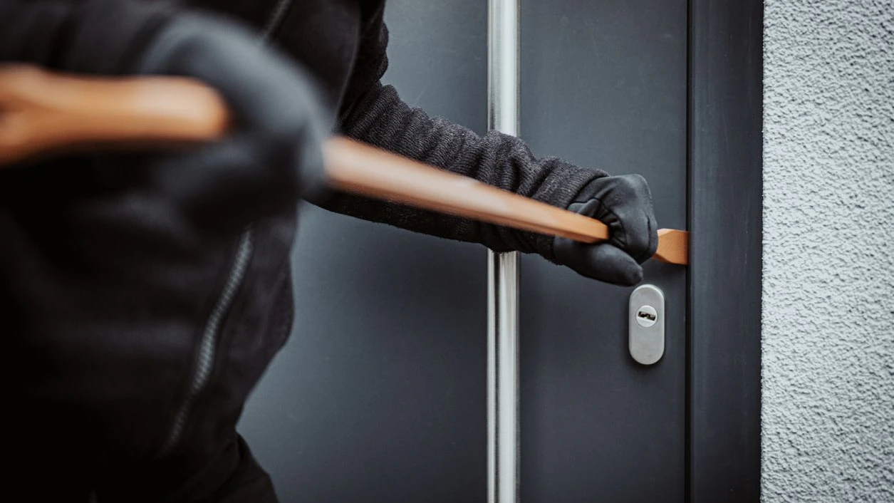 Die 87-Jährige überraschte die Einbrecher in ihrem Wohnhaus. (Symbolbild)