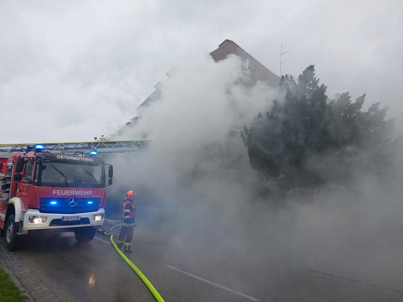 Dramatische Szenen bei einem Brand in einem Mehrparteienhaus in St. Pantaleon (OÖ) am 19. April 2024.