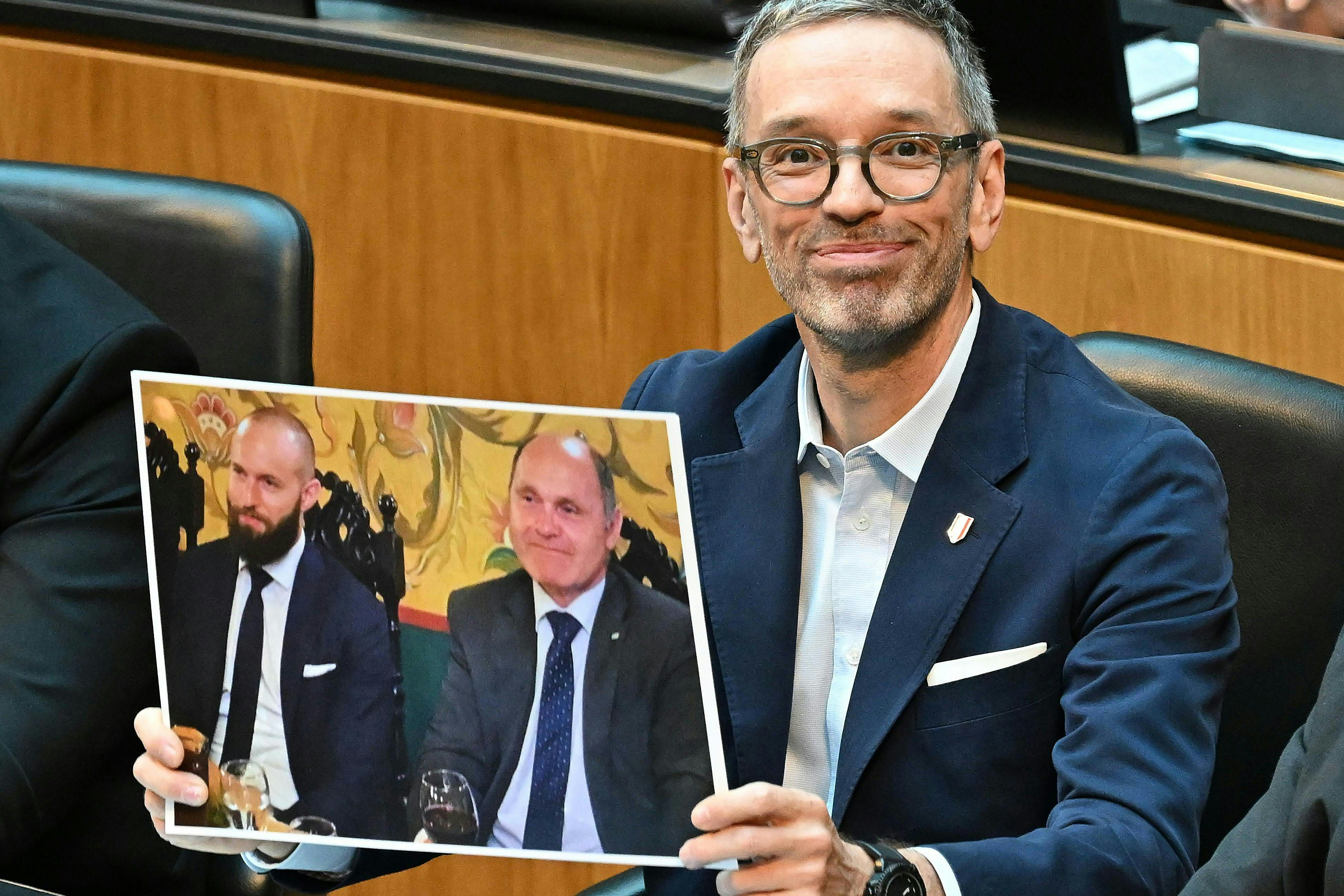Sobotka und Marsalek: FPÖ-Bundesparteiobmann Herbert Kickl hat auch ein Foto ins Parlament mitgebracht