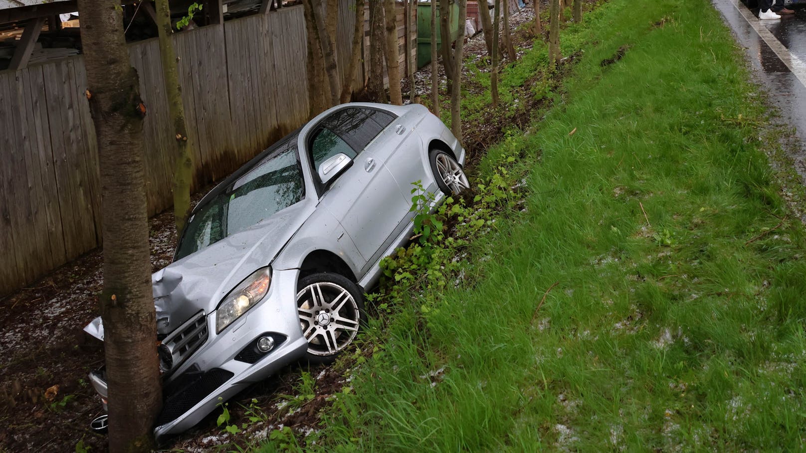 Mercedes-Fahrer schießt über Straßenrand, trifft Baum