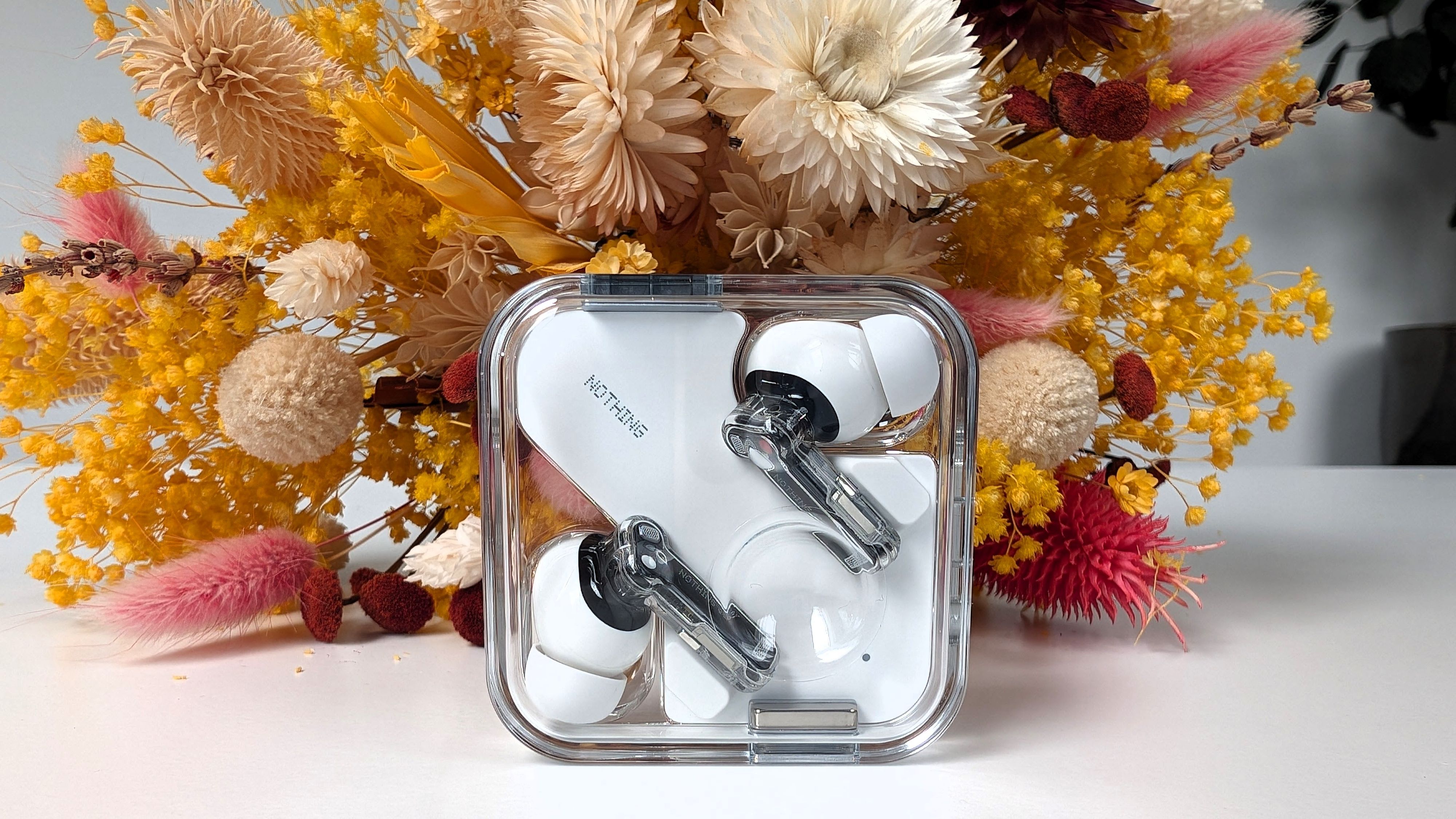 Nothing Ear im Test – die Kopfhörer bestechen durch ein einzigartiges Design und Flaggschiff-Funktionen.