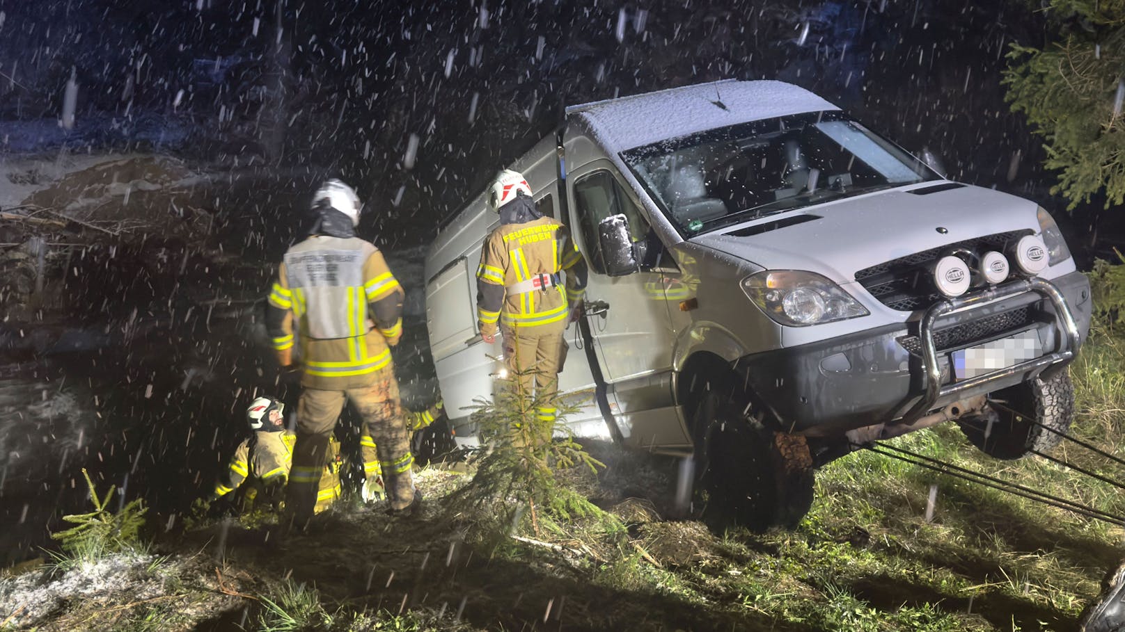 In Tirol rollte am Freitag ein Fahrzeug auf eine Böschung zu. Die Insassen konnten sich nur durch einen Sprung aus dem Camper retten. 