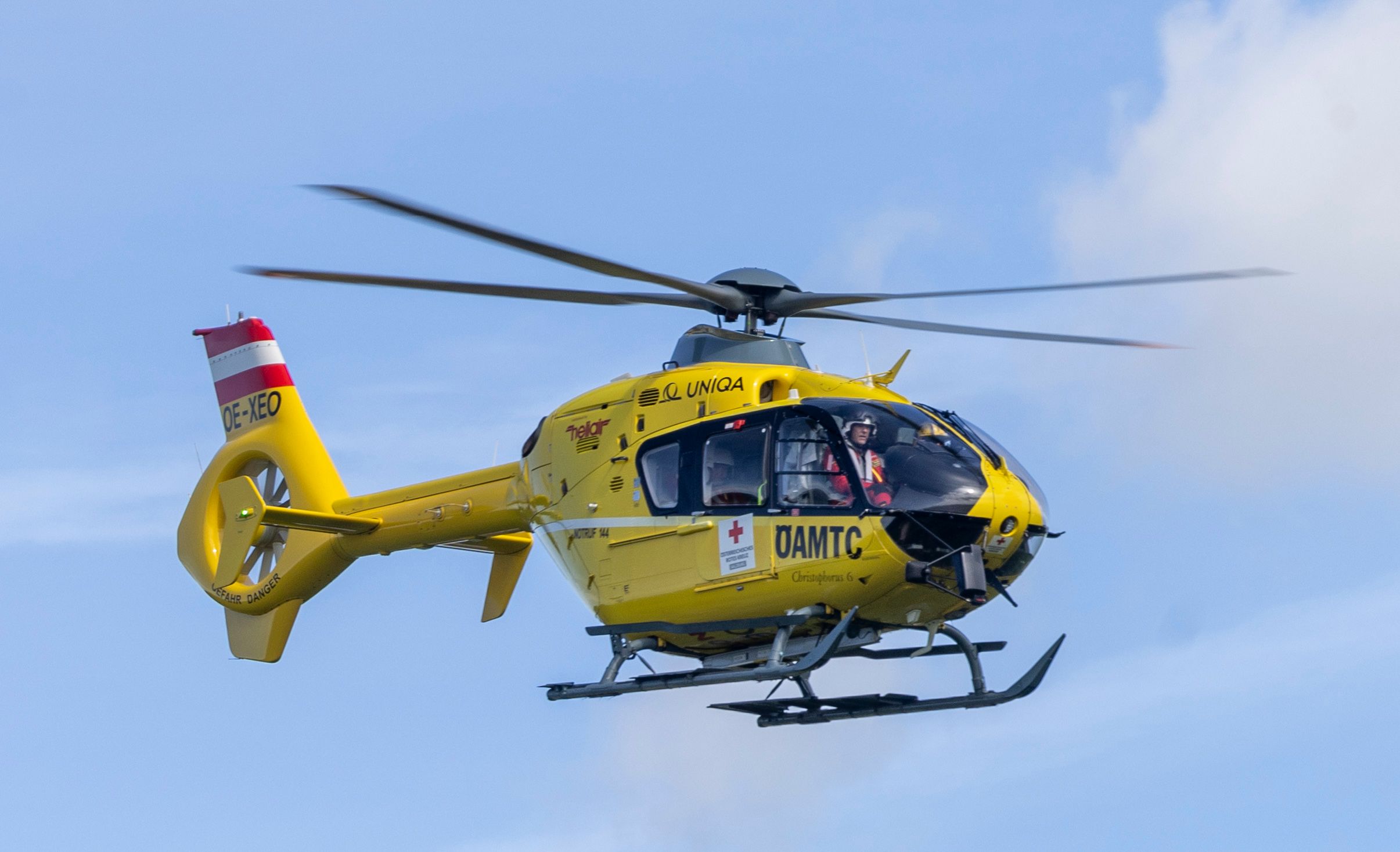 Der Fahrzeuglenker wurde schwer verletzt ins Spital geflogen. (Symbolbild)