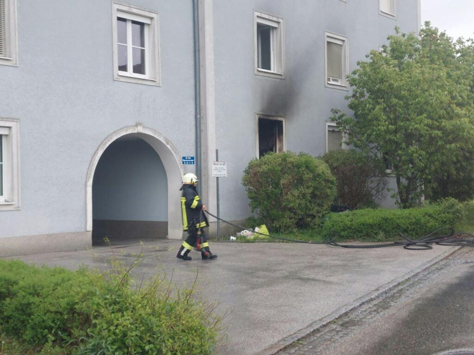 Ein Kind sprang aus Verzweiflung aus dem 2. Stock in die Tiefe, verletzte sich dabei.