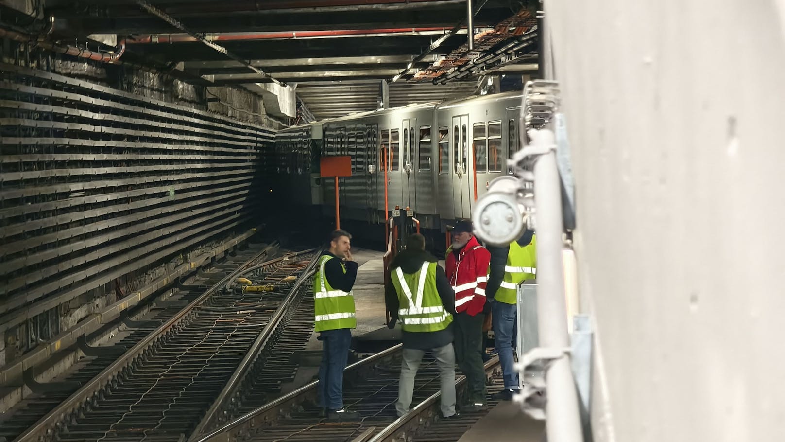 Wie die Wiener Linien bestätigten, wurde der Zug so rasch als möglich evakuiert und alle 120 Passagiere wurden sicher aus dem Tunnel geleitet.