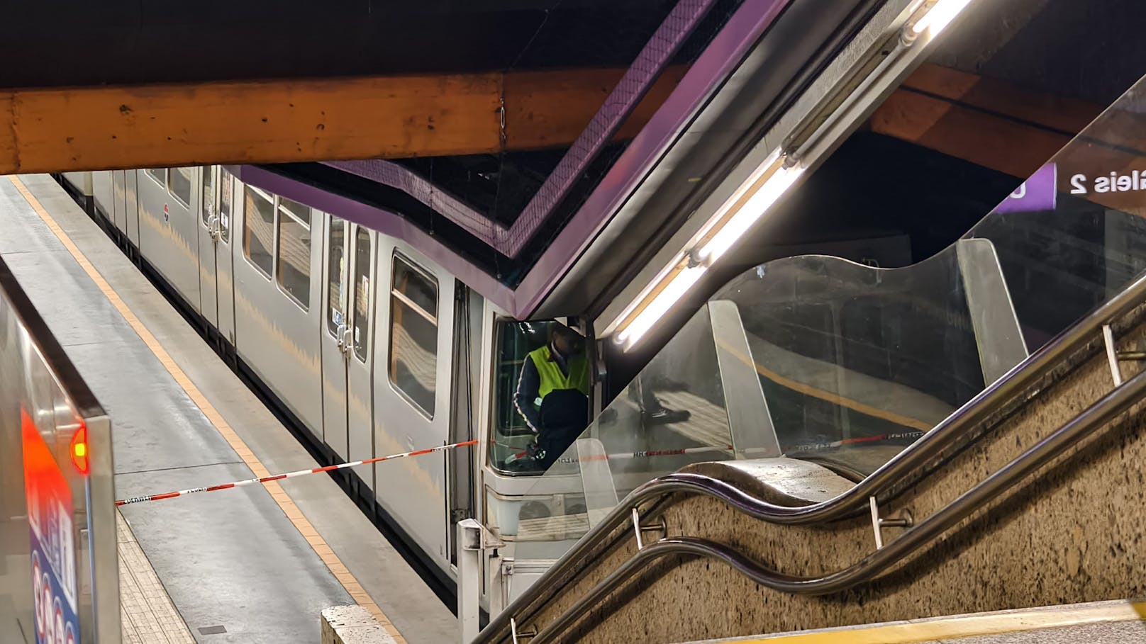 Am Schottentor kam es am Freitag zu einem Unfall zwischen einem Baustellenwagen und einer U-Bahn-Garnitur.