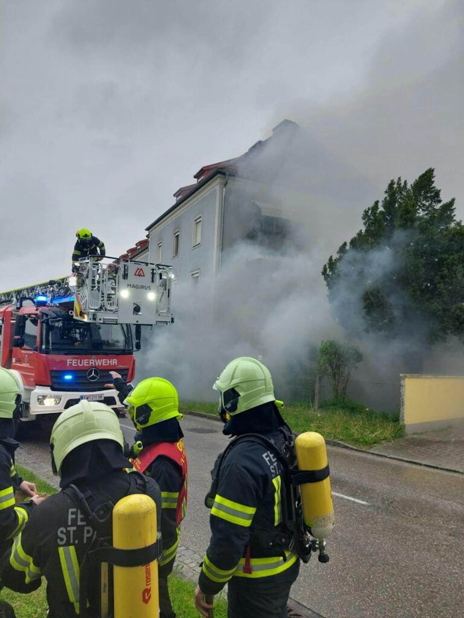 Beim Eintreffen der Feuerwehr gab es bereits eine enorme Rauchentwicklung.