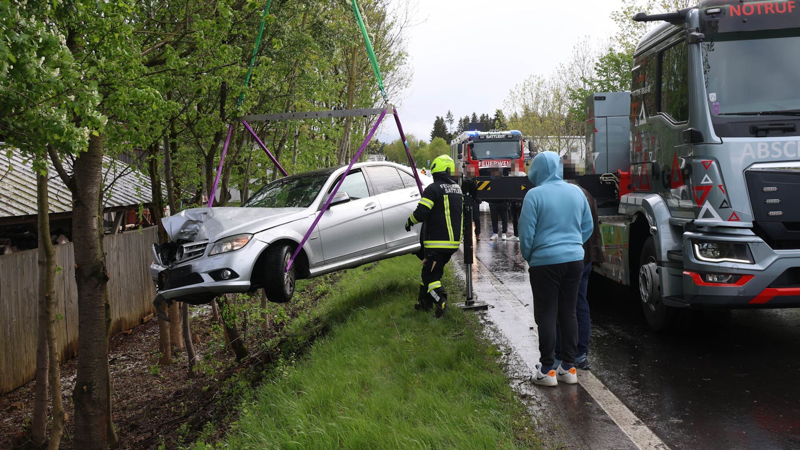 Der Mercedes kam während eines intensiven Graupelschauers von der Fahrbahn ab, geriet in die Böschung und krachte dort gegen einen Baum.