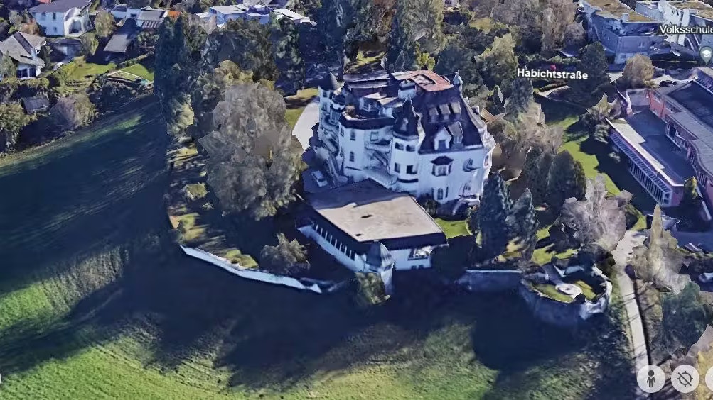 Unter dieses Schloss ließ Benko die Blaue Grotte von Capri nachbauen.