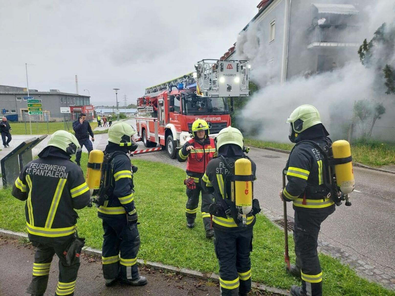 Mehrere Bewohner hatten sich auf ihre Balkone geflüchtet, riefen panisch um Hilfe.