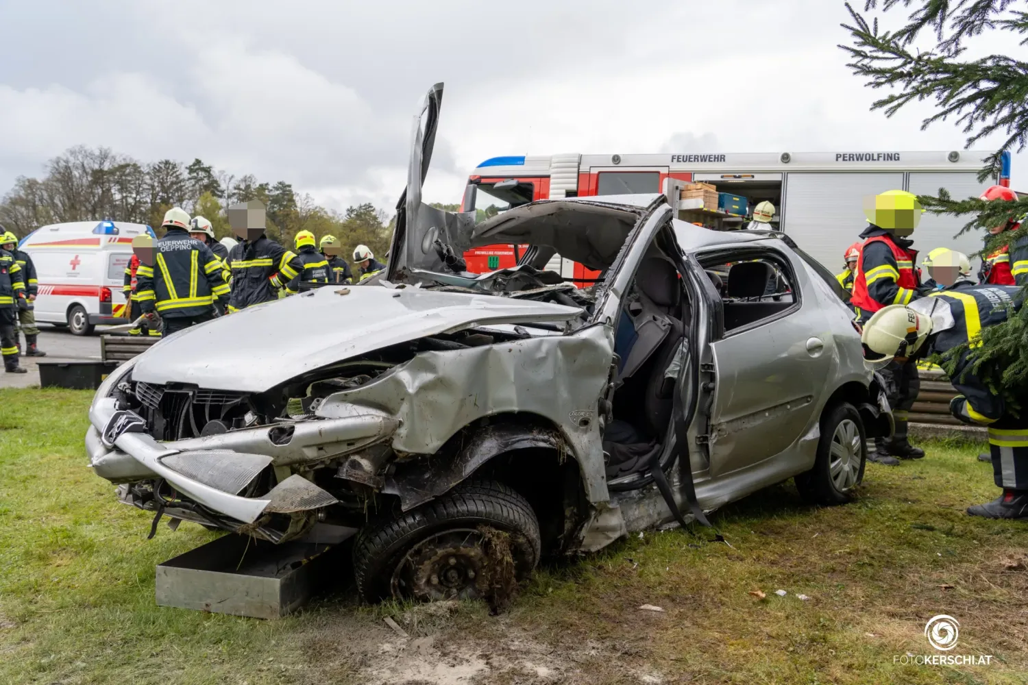 Durch den Aufprall wurde das Auto komplett zerstört.