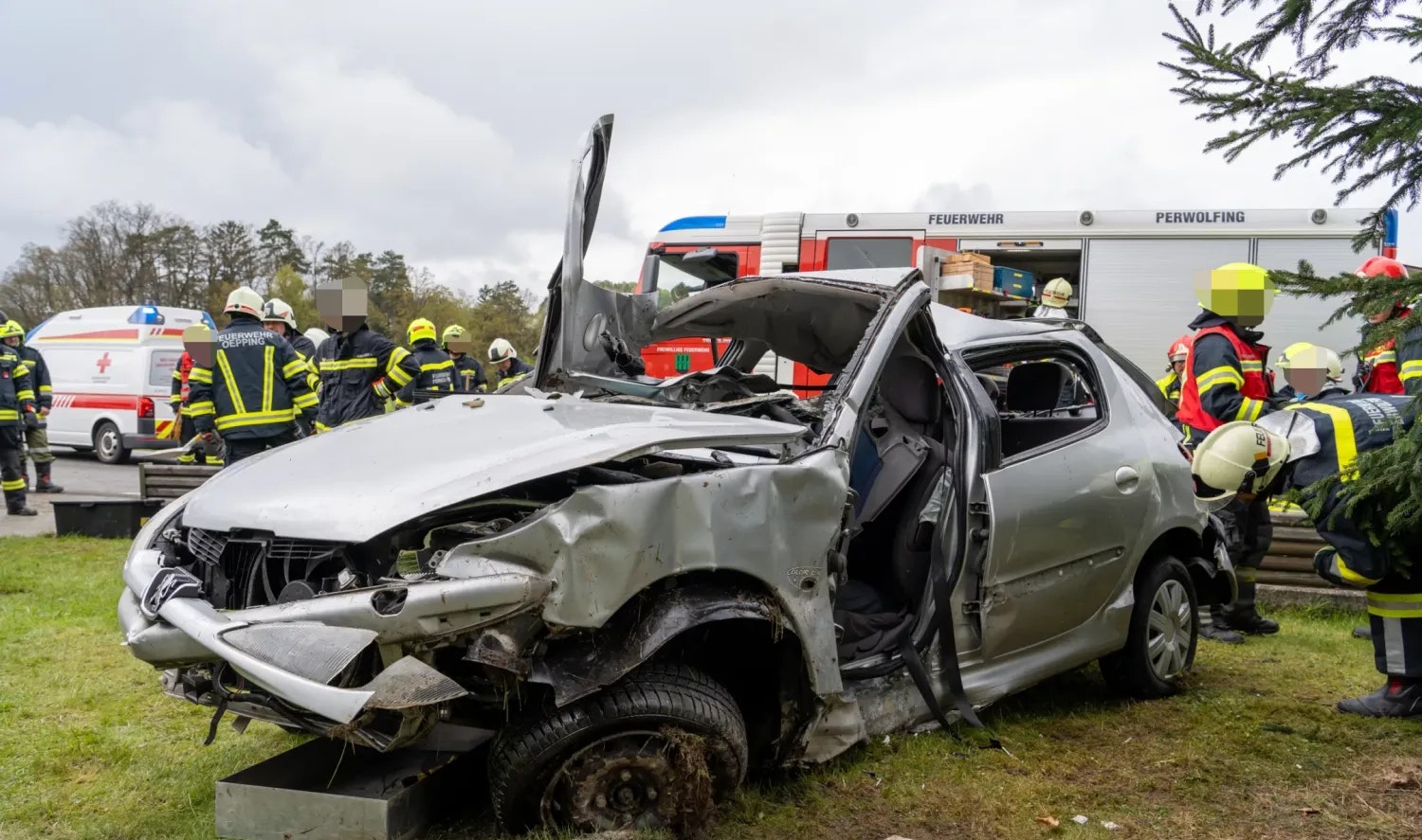 Pkw in Vorgarten geschleudert