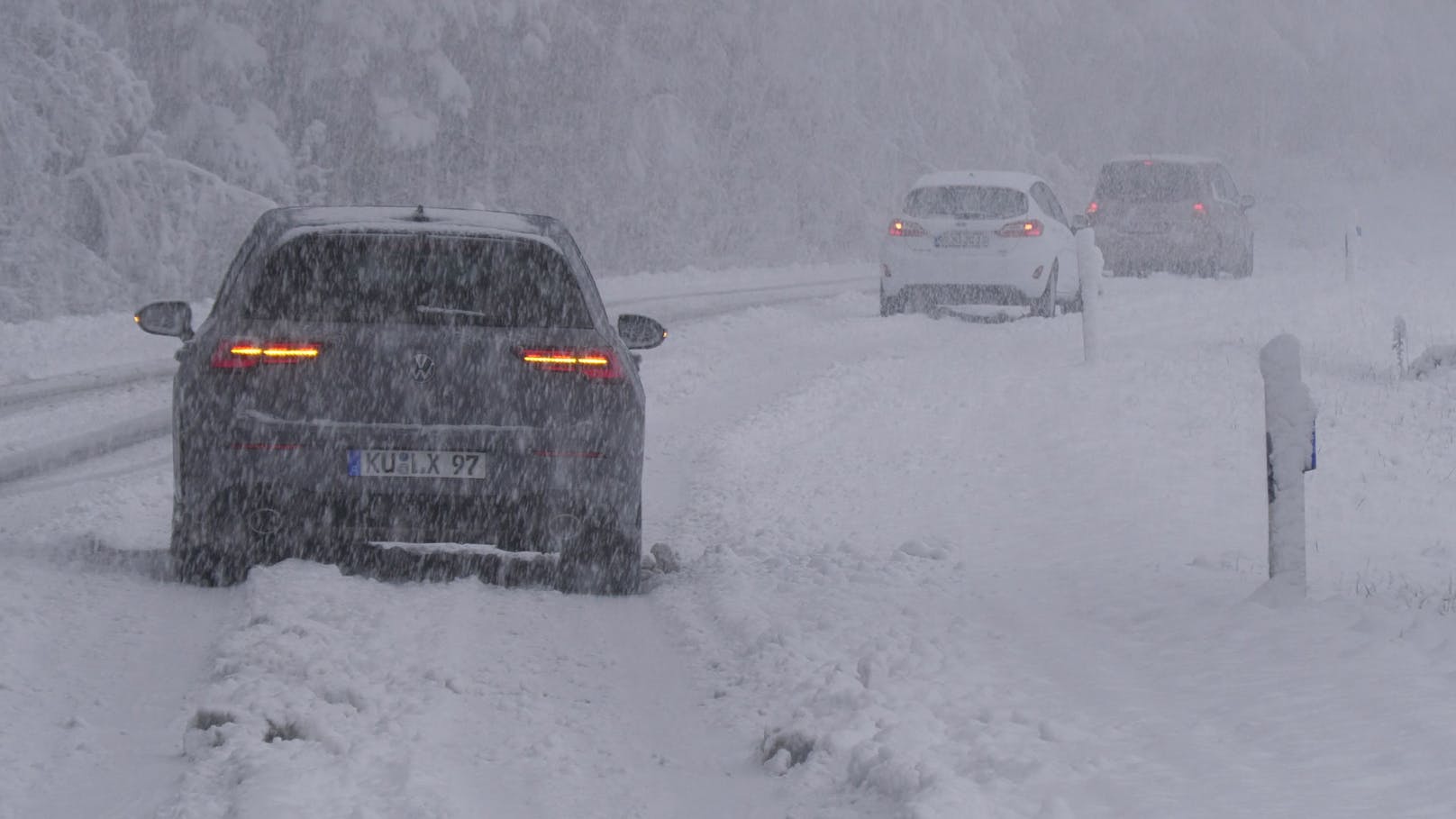 Massive Schneefälle haben am Sonntag, 21. April 2024, für Chaos im bayrischen Oberfranken gesorgt. Zahlreiche Straßen waren blockiert, die Feuerwehren standen im Dauereinsatz.