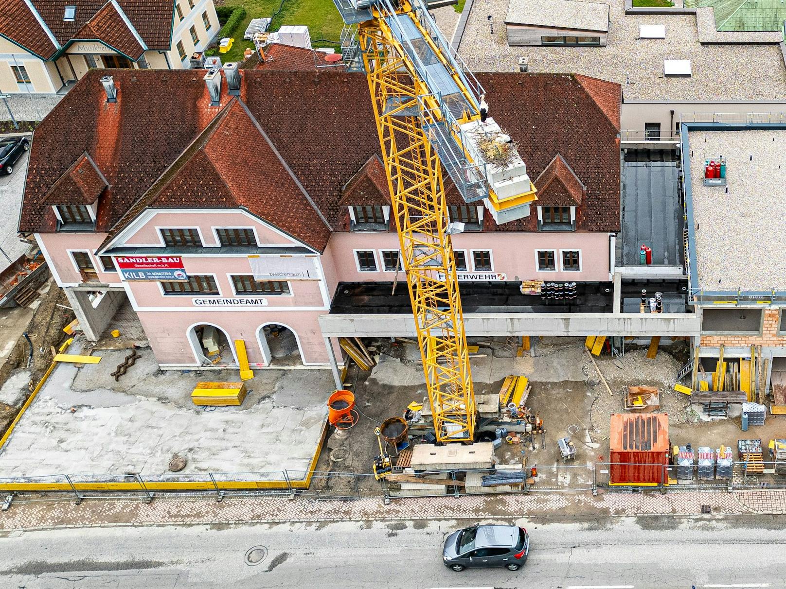 Storchenpaar nistete sich auf Baukran ein