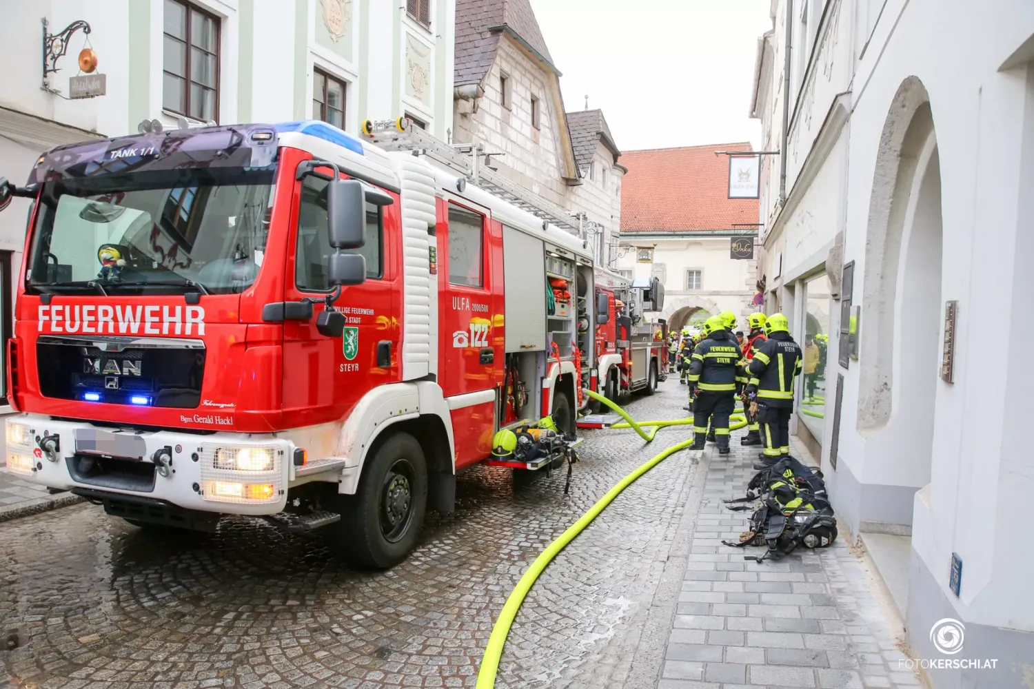 Die Feuerwehr im Einsatz mitten in Steyr.
