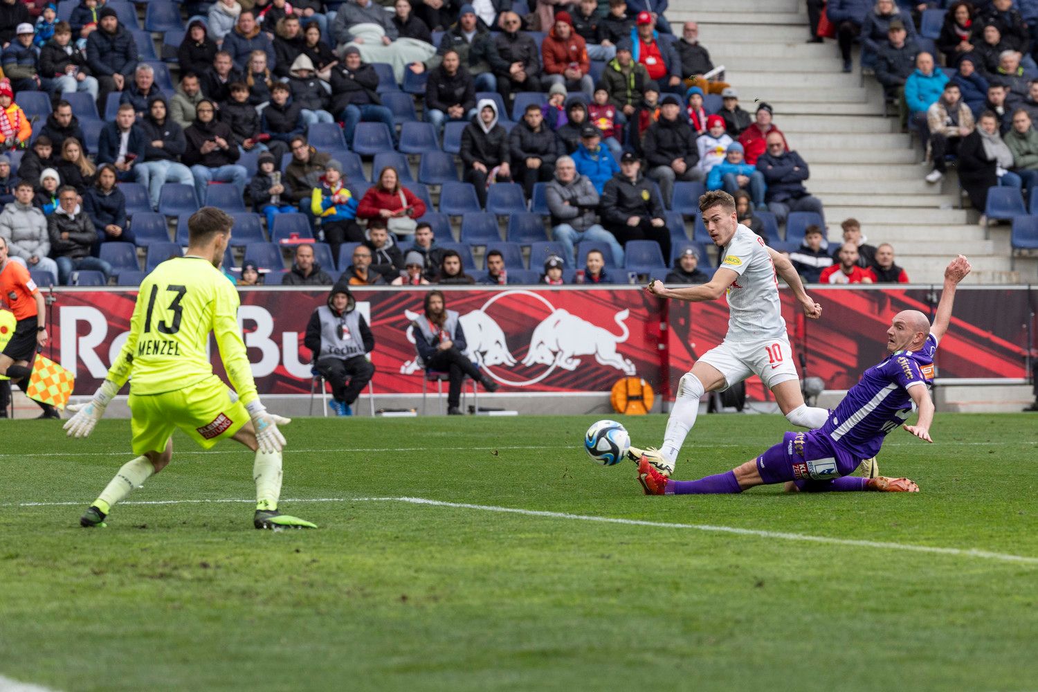 Salzburg schießt Klagenfurt ab.