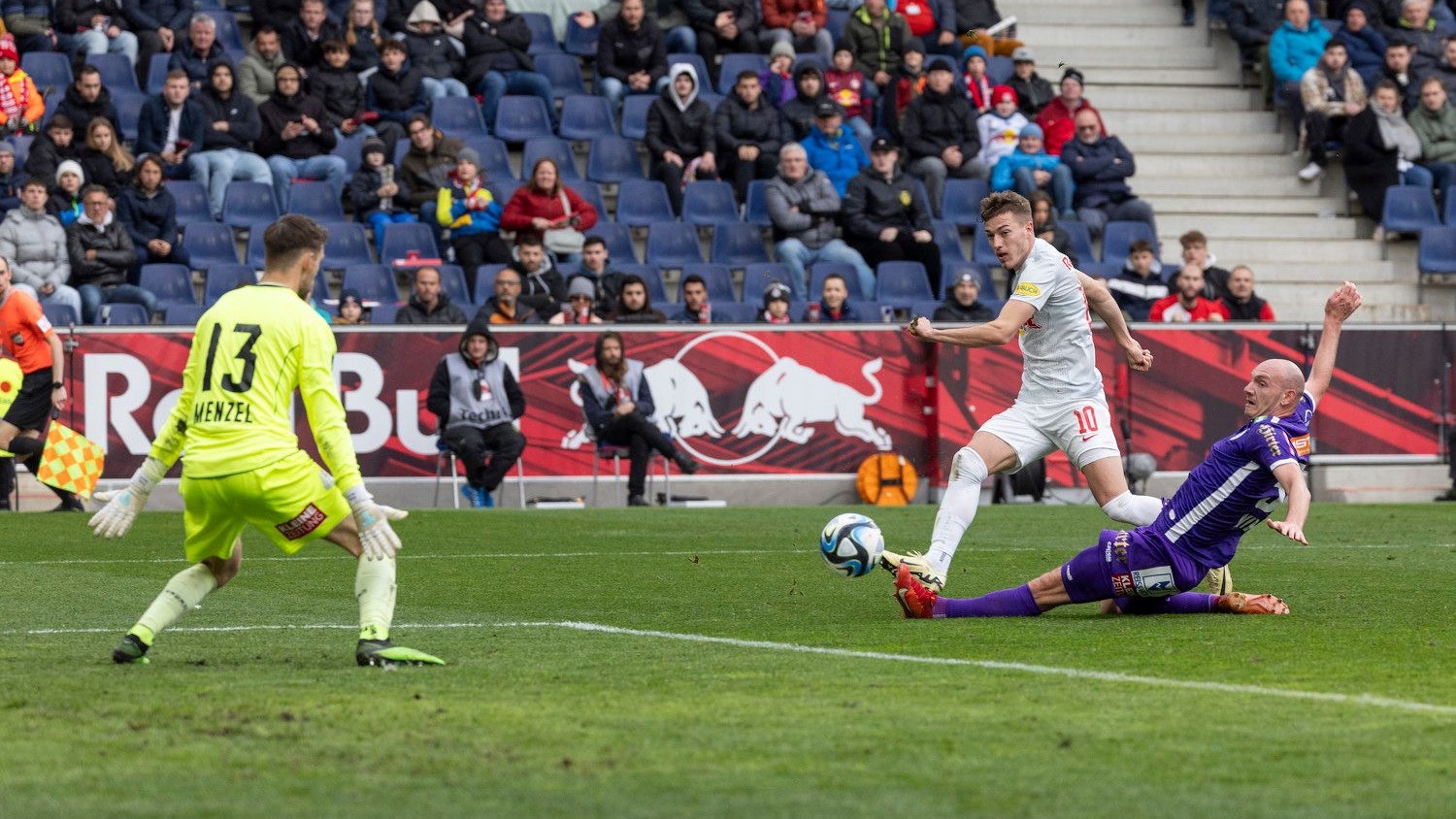 Salzburg schießt Klagenfurt ab.