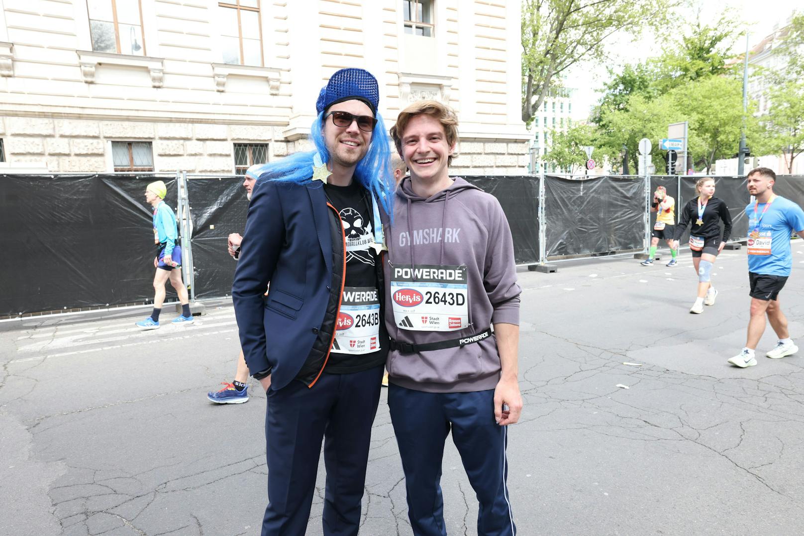 Maximilian (li.) entschied sich heuer für den Anzug als Laufoutfit